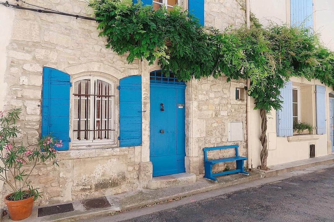 フランス大使館さんのインスタグラム写真 - (フランス大使館Instagram)「【📷 #日本人が見たフランス 】「南仏、アルルで見つけた素敵な家」。カラフルなよろい戸は南仏でよく見かけますが、鮮やかなブルーとクリーム色の外壁の組み合わせはとってもかわいらしいですね。@haru_jpfr  さんがありがとうございます！ 📷 La France vue par les Japonais : « Une magnifique maison que j’ai trouvé à Arles, dans le sud de la France ». Merci à @haru_jpfr pour ce partage !」7月15日 8時00分 - ambafrancejp