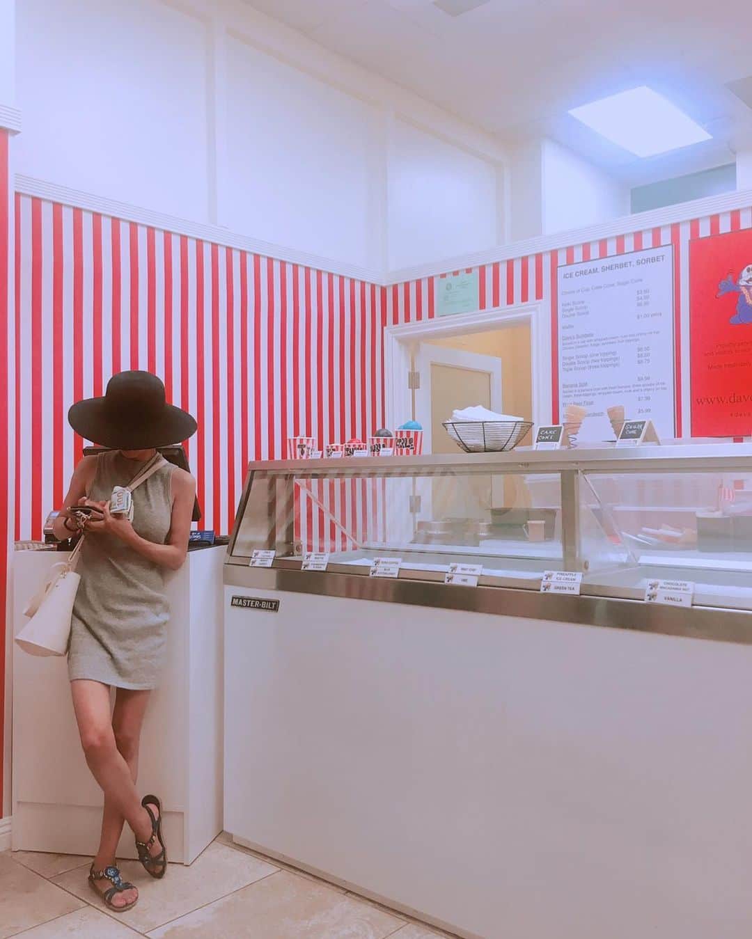 中川愛海さんのインスタグラム写真 - (中川愛海Instagram)「@ami_nakagawa_  アイスを買うami🍨 なぜかモデル立ち。 @ami_nakagawa_  #中川愛海 #amyuranhawaii #hawaii #愛海アイスを買う #一日一回カンパイ」7月15日 8時16分 - ami_nakagawa_