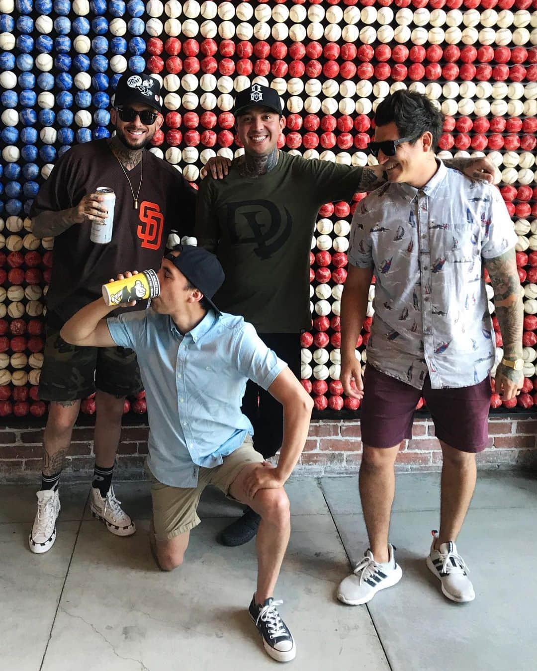 ピアス・ザ・ヴェイルさんのインスタグラム写真 - (ピアス・ザ・ヴェイルInstagram)「Family field trip ⚾️」7月15日 8時08分 - piercetheveil