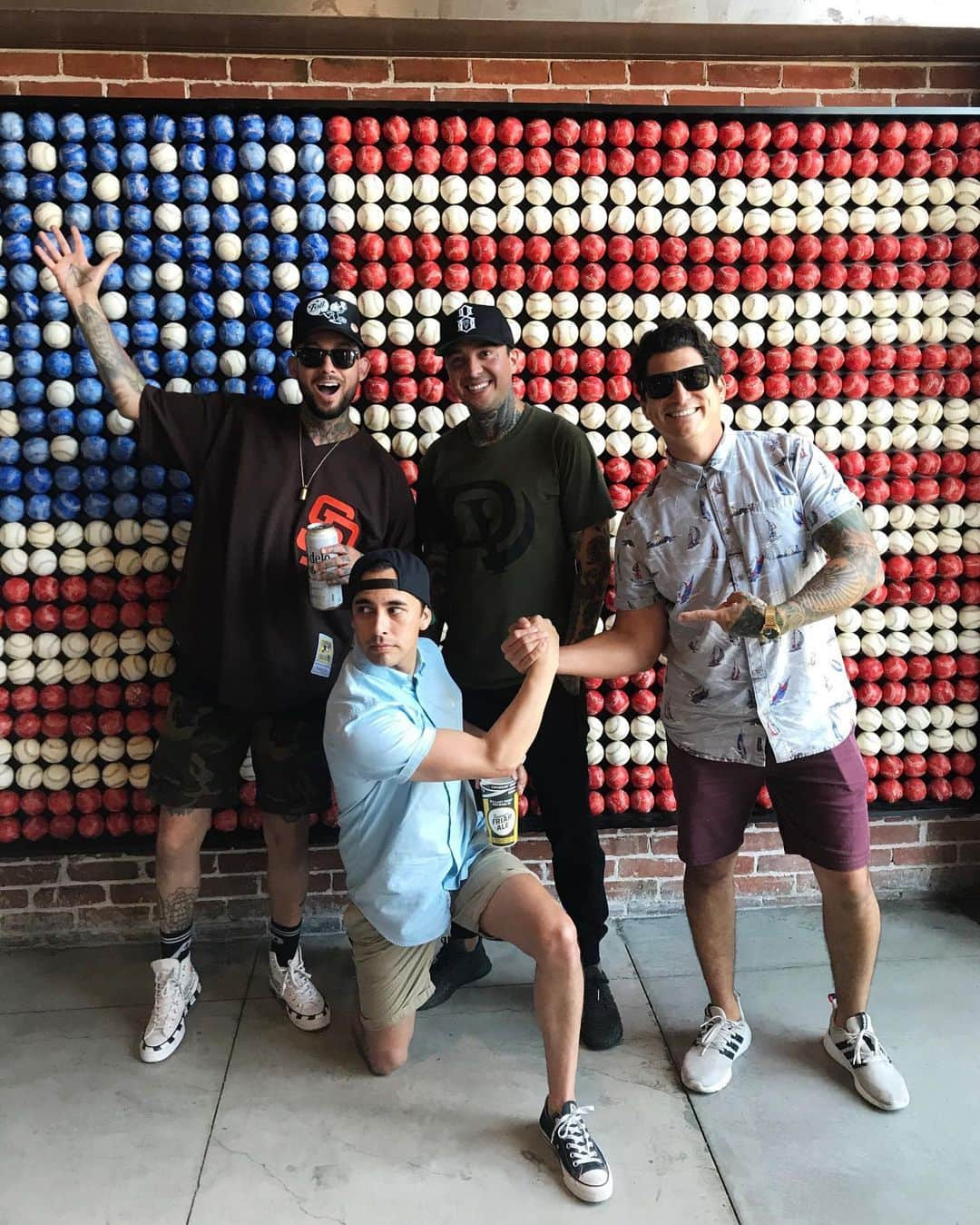 ピアス・ザ・ヴェイルさんのインスタグラム写真 - (ピアス・ザ・ヴェイルInstagram)「Family field trip ⚾️」7月15日 8時08分 - piercetheveil