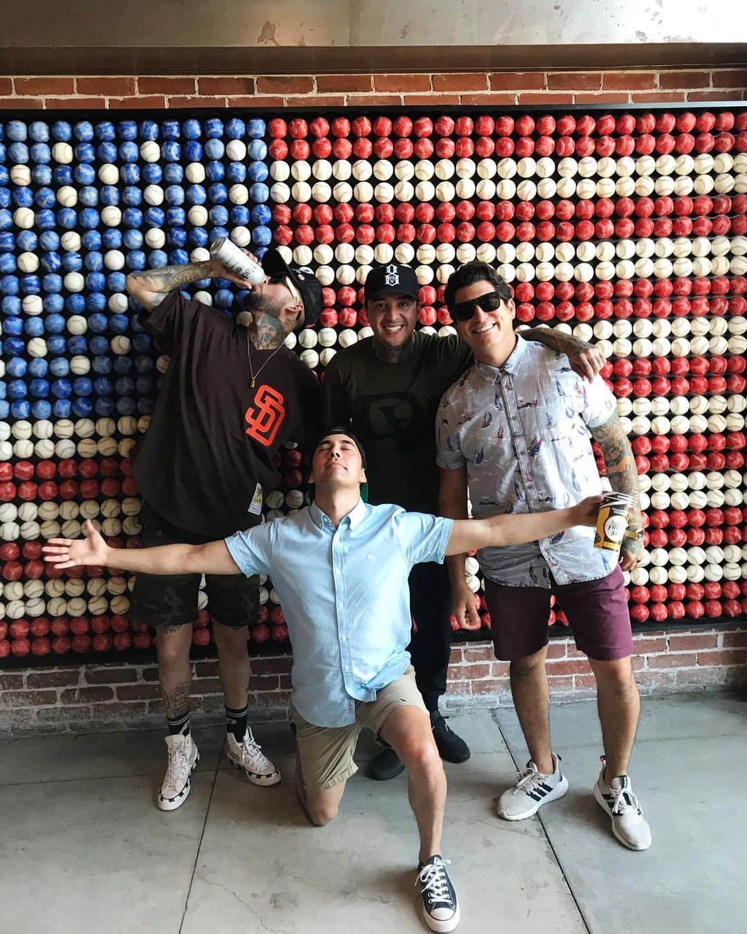 ピアス・ザ・ヴェイルさんのインスタグラム写真 - (ピアス・ザ・ヴェイルInstagram)「Family field trip ⚾️」7月15日 8時08分 - piercetheveil