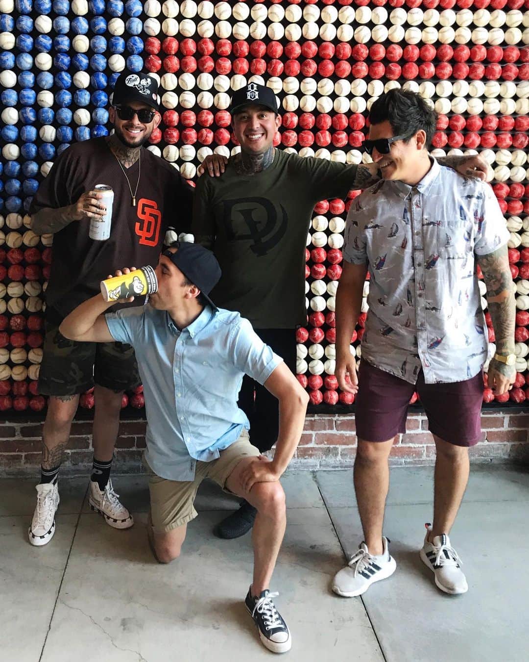 ピアス・ザ・ヴェイルのインスタグラム：「Family field trip ⚾️」