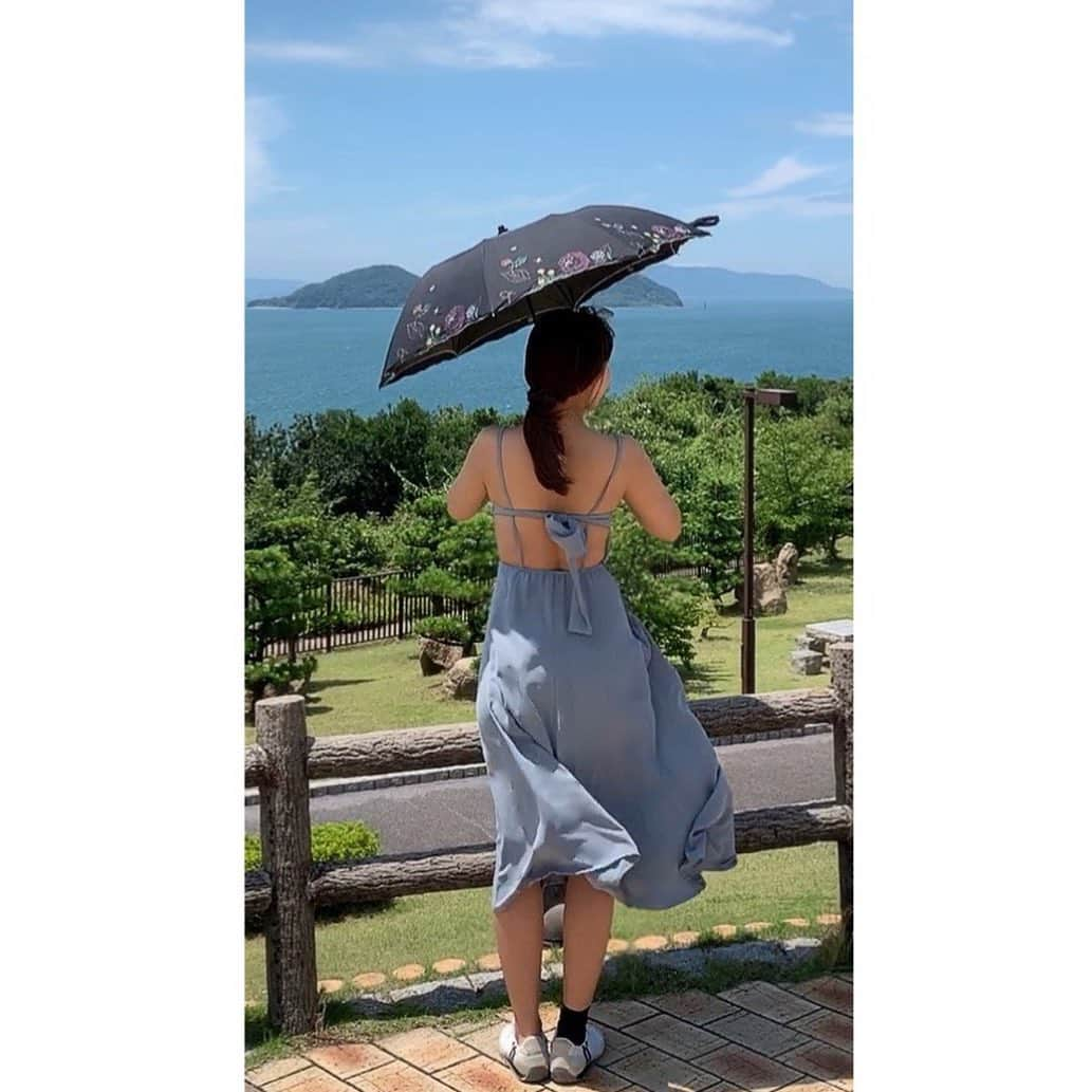 本田裕子さんのインスタグラム写真 - (本田裕子Instagram)「前回の記事もそうですが、わたしは 「妥協しないことや、自分の内なる声に素直であること」の大切さをよく話したり書いています。 . 今回もその大切さを実感しました。 . というのも、4日前にまりんの術後検査で🐶 岡山の病院に行って来ました🏥 . 始発で行き、そのまま15時くらいまで色んな検査をするとのことで、東京の自宅から病院までドアツードアで片道🚪約5時間〜5時間半かかるので、まりんの体調を考慮して当日は神戸の宿を予約し、退院後に2度 病院にも電話して注意事項とか聞いて、数日前からまりんの体調管理を万全にして行ったのに、 . 何と、まりんの朝食を食べさせたらダメだったみたいで😱それを知らなかったわたしは、朝4時半にご飯あげて来ちゃって💧 . 最初に診察していただいた（初対面の別の）先生から、「きちんとした検査が出来ないから（食前、食事直後、食後1時間後、食後2時間後の数値が大事らしく）簡易的な検査しか出来ない」と言われました。 . しかも結構、怒っていて威圧的。。汗 . 知らなかったことをお伝えしましたが、 もう🥣あげてしまったので仕方なく、、 今回、しっかり検査をして術後の経過を診ていただくことが最重要事項だったので、宿をとっていることを話し、「宿はキャンセルでも何でもするので、何とか診ていただけないでしょうか？」と言ったら、翌日の夕方までかかるので厳しいみたいなことを言われ、今日は30分くらいの検査のみになります、、とのことで・・😨 . とりあえず待合室で待ちながら 自分の内なる声に耳を傾けていました。 . そして出た結論は、「やはり、しっかり検査して診ていただきたい！」でした。 （わたしの失態ではありますが、そこはやっぱ妥協したくないから、出来ること全てし、お願いしてみようと） . で、30分後に小出先生の診察室に呼ばれ、 小出先生に同じことをお伝えしたら、 . ①門脈シャントの術後の検査で一番大事なのが総胆汁酸の数値が正常値になるか？で、それは食事で凄く変動する。 ②前回（術後）の退院時はまだ高かった。 ③先天性門脈シャントを持ってる子は50%の確率で生まれつき、毛細血管レベルでのバイパスみたいな異常が残る。 . ↑etcを詳しく説明して下さった後に、 . 「わざわざ来てもろてまた来るのは大変やから、今日1日預かってしっかり他にも検査して明日の昼には帰れるようにするけ〜ね」と。 . 本当あったかくて優しくて✨ 愛のエネルギーが半端なくて じんわりしました🙏(´༎ຶོρ༎ຶོ`)♡ . で、アンモニア負荷検査（すぐわかる検査）結果や肝臓の数値は全く問題なく、あとは肝心な総胆汁酸の検査結果は、数日かかるとのこと。 . それとは別に、今回オシッコやエコー検査から何らかの細菌感染が見つかり、細菌培養の検査もしていただき、そちらの結果は1週間かかるのと、膀胱炎になってる可能性もあるから、お薬をいただき、東京のかかりつけの先生にも連絡してくれるそう。 . それにしても、 初診日（4月23日）のアンモニアや肝臓の数値と、今回の数値が歴然とした差で、異常値が全て正常になっていて感動しました🥺✨ . 小出先生に「死にそうになっていたところ、見違えるほど元気になって、本当ありがとうございます！」って言ったら、満面の笑みをこぼしながら、「良かったね😊」って言って下さいました✨ . …… で、神戸の宿にキャンセルの連絡をしたら、 理由を聞かれ、正直に話したら「本来なら当日キャンセル料が発生しますが、理由が理由なので大丈夫です」と言われ、レンタカーも延長OKで、せっかくなら温泉に入りたいな♨️って思い、香川県に良さげな宿を見つけ、瀬戸大橋を渡って行った宿が素敵でお料理も人も最高でした✨ . 中でも担当して下さった「タカちゃん（勝手につけました 笑）」って65歳のおじさんが、これまた最高な方で💫いろんな話で盛り上がり（65歳にして毎日オープンカーで出勤し、ご自身でも飲食店やアパレルのお店をされていて東京にも3ヶ月に1度来てるそうで、とにかく楽しそうで新聞にも載ったりとパワフルな方）ほんと性別や年齢を超え、魂レベルで共振する出会いは最高の喜びだなあ✨って思いました。 （また秋にまりんの検査で岡山に行くのと、🐶OKな宿なので、今度はまりんも一緒に行こうと企みちゅう☺️） . 今回まりんは急遽、入院になって、 「え？行くの〜？😳」って顔してて🤭 わたしも夜中に目が覚めて、1人 部屋で まりんの資料を見て、また感謝の気持ちが溢れ出ていました🥺💗 . 又、有難いことに、行くとこ行くとこまりんのオシッコをはじめ、瀬戸大橋も最高のお天気に恵まれ気持ち良くドライブし、結果的にパーフェクト💯で、あとは検査結果を待ちながら、引き続きまりんの体調管理（膀胱炎や最近ちょいちょい吐くので）を先生とも相談しながらしっかり努めていこうと思います♡ . ということで、今回も妥協しないことの大切さを実感した話と、まりんの#門脈シャント#術後の経過 の忘備録 でした♬ . …… #命の恩人 #門脈シャント術後 #術後の経過 #瀬戸大橋 #ありがとうありがとうありがとう #本田裕子」7月15日 8時11分 - rinrin_yuko