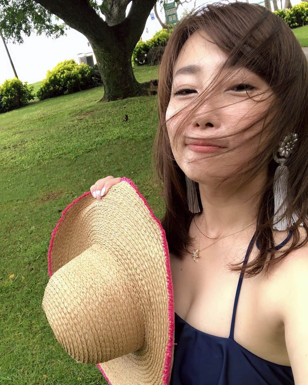のインスタグラム：「あーーよく寝ましたよ😆 たまった新作ドラマを遅くまで見倒したので（笑）😂 三連休ラスト、今日もゆる～く 参りますぅ♥️ #休日 #ドラマっ子 #水着  #ハワイの思い出 #ハワイ #ハワイ旅行 #hawaii  #オワフ島 #ワイキキ #ホノルル  #タビジョ #女子旅 #アラフォー #楽しすぎた #ママモデル #愛loveハワイ🌺」
