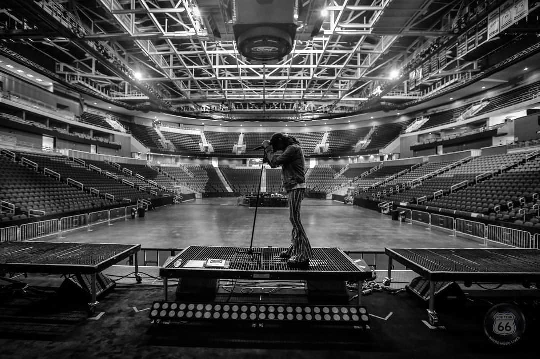 ロブ・ゾンビのインスタグラム：「Another sound check done. Ready to rock. #robzombie #twinsofeviltour」