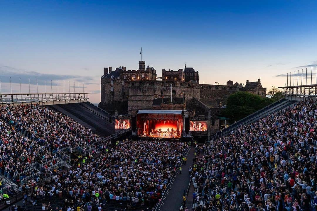 カイリー・ミノーグさんのインスタグラム写真 - (カイリー・ミノーグInstagram)「What a magical night! Let’s do it all again tomorrow! 🎉@edinburghcastle 📸 Alan Rennie」7月15日 8時27分 - kylieminogue