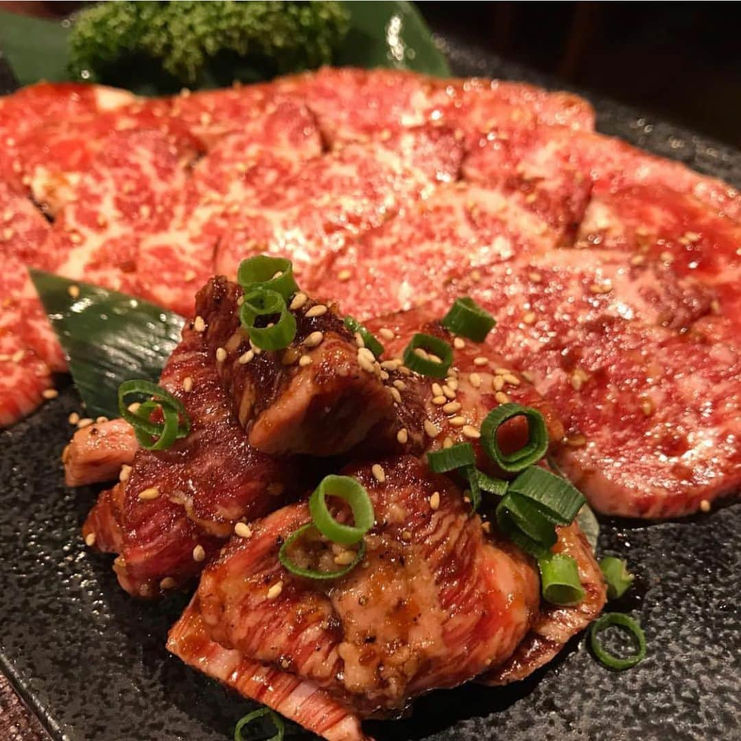 KollaBoさんのインスタグラム写真 - (KollaBoInstagram)「ㅤㅤㅤㅤㅤㅤㅤㅤㅤㅤㅤㅤㅤ ㅤㅤㅤㅤㅤㅤㅤㅤㅤㅤㅤㅤㅤ 【お肉！お肉！お肉！🥩】 ㅤㅤㅤㅤㅤㅤㅤㅤㅤㅤㅤㅤㅤ 色鮮やかな厳選されたKollaBoのお肉💕 ハラミやロース、カルビはお客様からも 大人気✨ ㅤㅤㅤㅤㅤㅤㅤㅤㅤㅤㅤㅤㅤ ちょっと贅沢したい…そんな時は サーロインやミスジ、上ヒレ、上タンなど 1ランク上のお肉を召し上がって頂けます😊 ㅤㅤㅤㅤㅤㅤㅤㅤㅤㅤㅤㅤㅤ 味付けにもこだわっていて、KollaBo秘伝の 特製ダレにつけて是非ご賞味ください🍴☺️ ㅤㅤㅤㅤㅤㅤㅤㅤㅤㅤㅤㅤㅤ -----------＊----------＊----------＊--------- ㅤㅤㅤㅤㅤㅤㅤㅤㅤㅤㅤㅤㅤ kollaboで"LINE@"開始!!!✨ 登録するだけで、"お得なクーポン"や "料理のサービス"がもらえちゃいます♪ 【@KollaBo】 をLINEアプリでID検索して追加してくださいね😊✨ ㅤㅤㅤㅤㅤㅤㅤㅤㅤㅤㅤㅤㅤ ＊-----------＊----------＊---------＊--------- ㅤㅤㅤㅤㅤㅤㅤㅤㅤㅤㅤㅤㅤ #kollabo #韓国料理 #韓国 #韓国グルメ #焼肉 #肉肉肉 #肉好きな人と繋がりたい #肉好き  #肉食 #肉テロ #女子会 #飲み会 #二次会 #同窓会 #懇親会 #ランチ #定食 #黒毛和牛 #厳選 #炭火焼肉 #炭火 #銘柄牛 #友人 #ディナー #サムギョプサル #人気メニュー #豚肉 #サンチュ」7月15日 8時28分 - kollabo5647