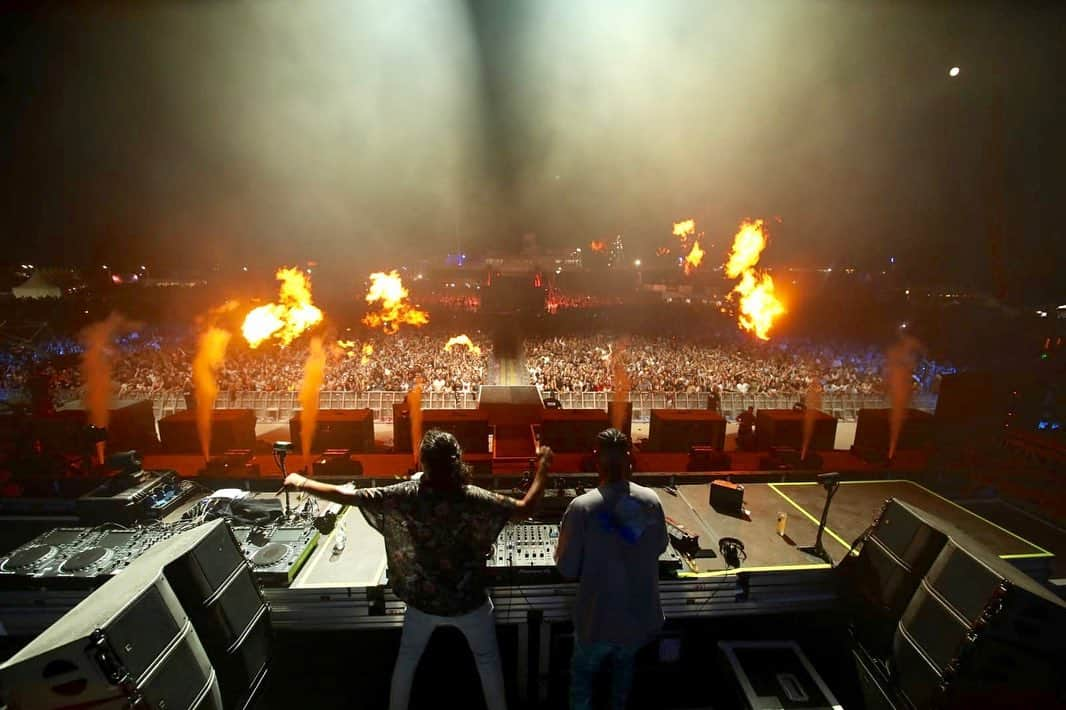 サネリー・ジェームズさんのインスタグラム写真 - (サネリー・ジェームズInstagram)「Merci beaucoup @electrobeach. Unbelievable vibe! ♥️🇫🇷」7月15日 8時36分 - sunneryjames