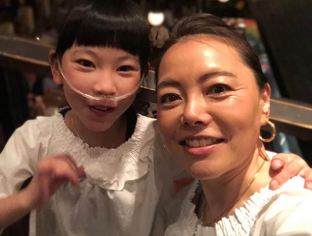yukiさんのインスタグラム写真 - (yukiInstagram)「#ペアルック #親子コーデ #コーディネートはこーでねーと #お出かけ大好き #milka おはようございます。  お揃いのブラウス着てお出かけした 昨晩のディナー🐵🐵」7月15日 8時45分 - milkayuki