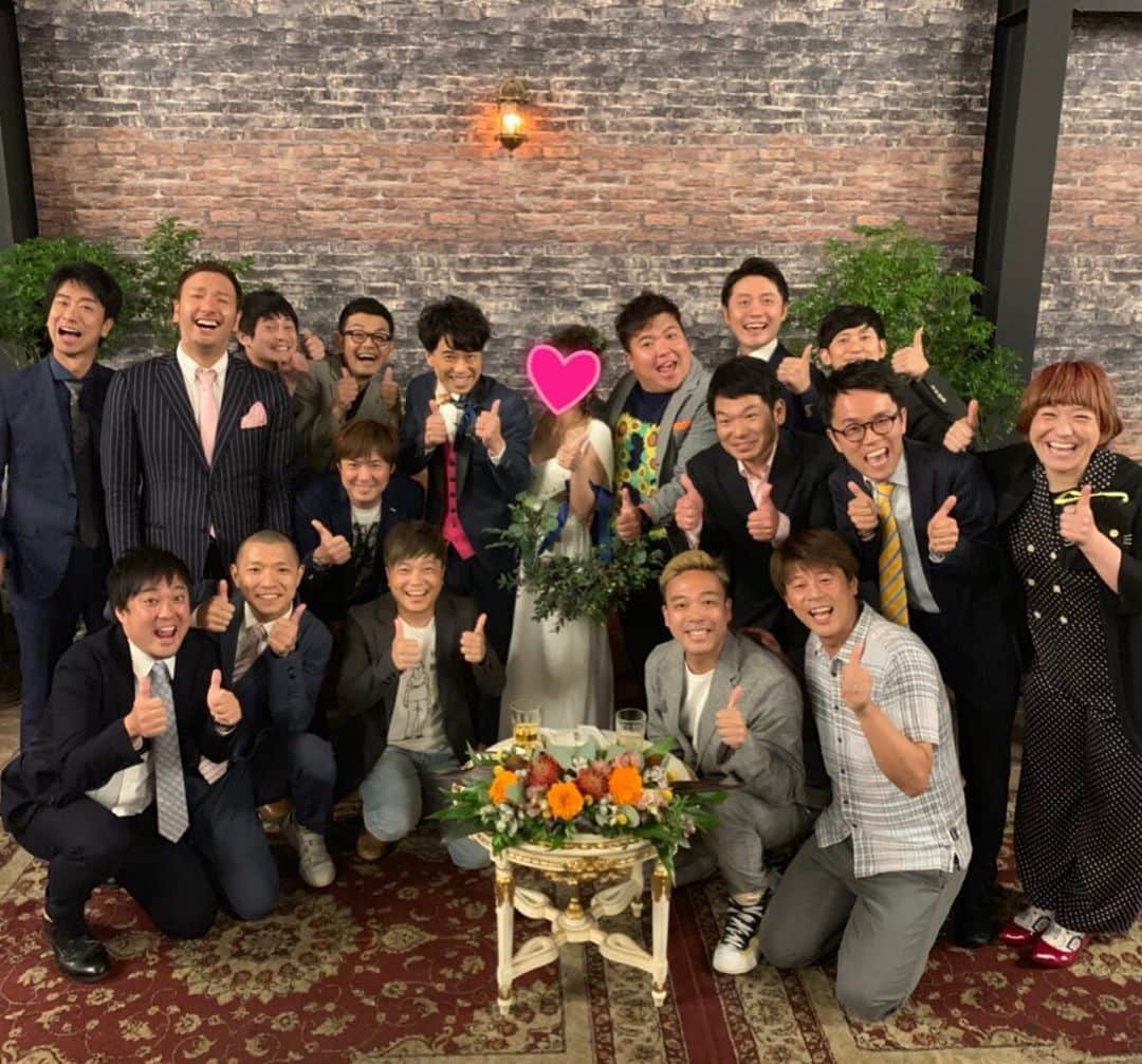 和田美枝のインスタグラム：「ハラダさんのもとに『幸せ』がいらっしゃ〜せ〜❤️❤️❤️ #ファミリーレストラン #ハラダ さん #いらっしゃーせー #幸せなハラダさん見てニヤけがとまんない #めちゃカワ新郎新婦 #2人でいらっしゃーせーしてた #なんてステキなの😭 #congratulations」