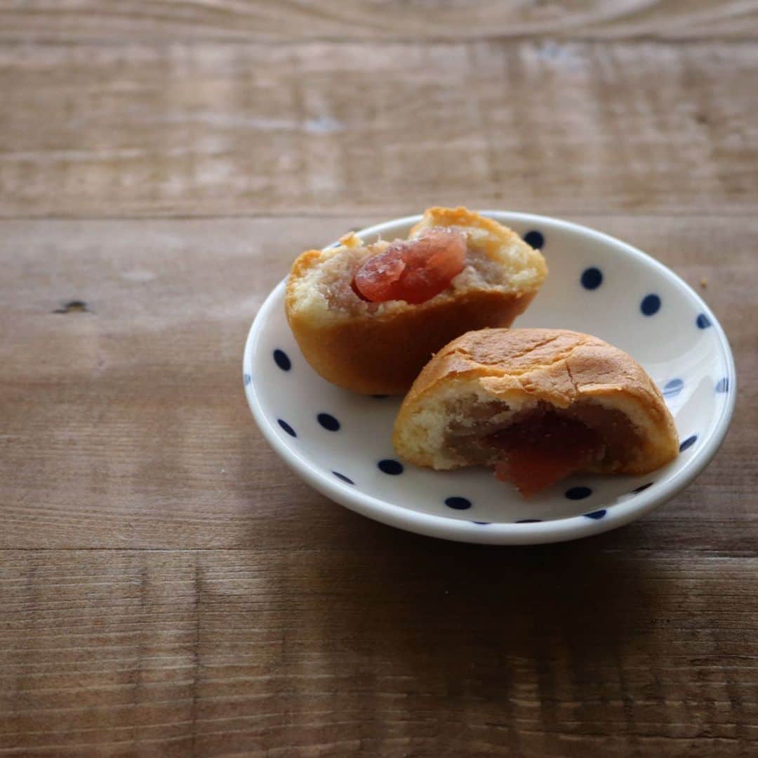 まいちくさんのインスタグラム写真 - (まいちくInstagram)「2019.7.15☔︎ ． ． 今日の長女弁当🍱 ． キムチ唐揚げ 蓮根と人参のきんぴら プチトマト ブルーベリー わかめごはん梅干しのせ ． デザートにはは @kikuya_oita 菊家さんからいただいたの#焼きあまおう 🍓 程よい甘さでねっとりの苺の餡。←味見済み😆 美味しくいただきましたーっ♪ପ(⑅ˊᵕˋ⑅)ଓ 冷えてたほうが美味しいのでお弁当には保冷剤でサンドして包みました。 ． 祝日🇯🇵なのにうちのJDは大学へ。 昨日のお昼ごはんに大量に作ったおかず、ほぼスライド弁当です。 あ、昨日は本人不在だったので大丈夫。←なんのいい訳😂🔨 ． ． ． 詳しくは @kikuya_oita さんのプロフからどぞー！ ． ． ． 今日も元気に！(๑•̀ㅂ•́)و✧ ． ． ． #お弁当#JD弁当#作り置き弁当 #ヒルカシ#お菓子の菊家  #yummy#yum#foodporn #instafood#foodstagram #foodpic#foodlovers#eat #foodie#healthy #amazing#delicious #onthetable#delistagrammer #foodstagram#instafood #delistagrammer#kurashiru #locari#フーディーテーブル #igersjp#ellegourmet #おうちごはん#ouchigohanlover #マカロニメイト」7月15日 8時48分 - maichiku3