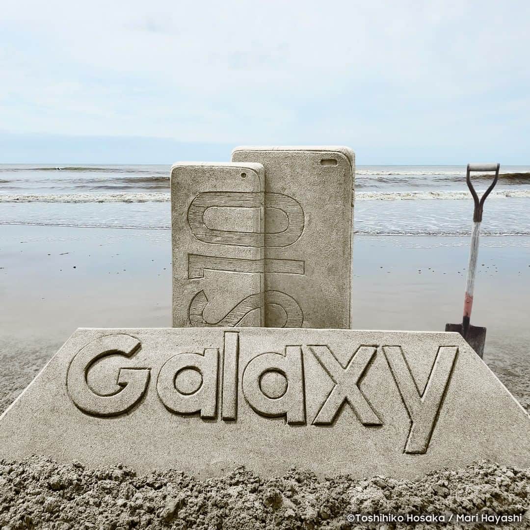 Galaxy Mobile Japanさんのインスタグラム写真 - (Galaxy Mobile JapanInstagram)「今日は海の日🏖なので、実際に数日かけて、砂のGalaxy S10 | S10+ を作っていただきました！ 監修は、サンドアート世界一の保坂俊彦さんです✨本当に砂で出来てるの？と思う迫力でした😂 左の #GalaxyS10 と右の #GalaxyS10Plus、どちらがお気に入りかコメントで教えてください♪ ・ ・ ・ #海の日 #砂 #砂浜 #サンドアート #砂の彫刻 #保坂俊彦 #sandart #sandsculpture #sandsculptor #Galaxyカメラ部」7月15日 9時00分 - samsungjpn