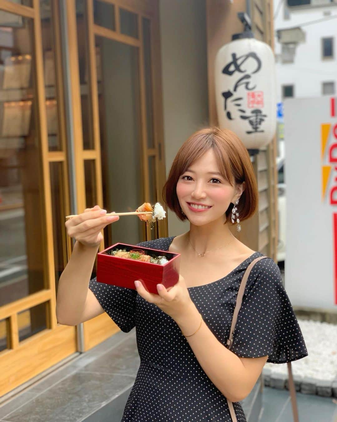 石井里奈さんのインスタグラム写真 - (石井里奈Instagram)「おはよん🥰🌼 . 実は昨日はお仕事で弾丸福岡グルメ旅に👒✨念願の福岡〜🥺💕💕 . 半日でしたが色々なものを食べて飲んで満喫してきました🤭🍺笑  たくさん今日から福岡グルメをご紹介します🙆‍♀️🌼✨ . 今朝はまず第一弾🤤 福岡初の明太子料理専門店、元祖博多めんたい重へ🤤💕 . 事前に福岡の優しいフォロワーさんが教えてくれたおススメのお店😋❤️ . 大人気で行列だったので私はテイクアウトでお弁当をいただきました🍱 . 最高級の生のめんたいこに薄い昆布が巻かれていて海苔とゴマが上にかかったお弁当🍱まさに今まで食べた明太子でNo.1の美味しさでした🤤❤️ . 明太子、柔らかい上に味がしっかりしてて美味しくて速攻完食🙆‍♀️笑 店内でいただくとこれに温玉のオプションもあるらしい🤭絶対美味しい🤭❤️ . あとプリンも隠れ人気みたいだけど食べ損ねた😭🍮 . そしてちょうど山笠の時期だったみたいで福岡には締め込み姿の男性が沢山😳 盛り上がってる時期に来れてほんとラッキーでした✌️✨ . 九州って本当見どころ多いですよね🥺どこもまだ全然行ったことないのでこれから色々行きたいなぁ🥺🥺❤️ . dress... @mieli_invariant  earrings... @iroy_official . 連休最終日、素敵な一日を💕 . #元祖博多めんたい重 #めんたい重 #明太子 #福岡 #福岡グルメ #福岡旅行 #福岡観光 #fukuoka #博多 #博多グルメ #山笠 #九州旅行 #九州 #りなまるグルメ #food  #instafood #グルメ旅 #国内旅行 #japan #visitjapan #japanesefood #お弁当 #日帰り旅行 #プリン #偽装不倫 #福岡ランチ #ランチ #lunch #福岡県」7月15日 8時54分 - ri7tin1025