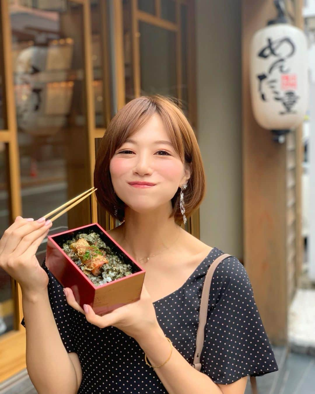 石井里奈さんのインスタグラム写真 - (石井里奈Instagram)「おはよん🥰🌼 . 実は昨日はお仕事で弾丸福岡グルメ旅に👒✨念願の福岡〜🥺💕💕 . 半日でしたが色々なものを食べて飲んで満喫してきました🤭🍺笑  たくさん今日から福岡グルメをご紹介します🙆‍♀️🌼✨ . 今朝はまず第一弾🤤 福岡初の明太子料理専門店、元祖博多めんたい重へ🤤💕 . 事前に福岡の優しいフォロワーさんが教えてくれたおススメのお店😋❤️ . 大人気で行列だったので私はテイクアウトでお弁当をいただきました🍱 . 最高級の生のめんたいこに薄い昆布が巻かれていて海苔とゴマが上にかかったお弁当🍱まさに今まで食べた明太子でNo.1の美味しさでした🤤❤️ . 明太子、柔らかい上に味がしっかりしてて美味しくて速攻完食🙆‍♀️笑 店内でいただくとこれに温玉のオプションもあるらしい🤭絶対美味しい🤭❤️ . あとプリンも隠れ人気みたいだけど食べ損ねた😭🍮 . そしてちょうど山笠の時期だったみたいで福岡には締め込み姿の男性が沢山😳 盛り上がってる時期に来れてほんとラッキーでした✌️✨ . 九州って本当見どころ多いですよね🥺どこもまだ全然行ったことないのでこれから色々行きたいなぁ🥺🥺❤️ . dress... @mieli_invariant  earrings... @iroy_official . 連休最終日、素敵な一日を💕 . #元祖博多めんたい重 #めんたい重 #明太子 #福岡 #福岡グルメ #福岡旅行 #福岡観光 #fukuoka #博多 #博多グルメ #山笠 #九州旅行 #九州 #りなまるグルメ #food  #instafood #グルメ旅 #国内旅行 #japan #visitjapan #japanesefood #お弁当 #日帰り旅行 #プリン #偽装不倫 #福岡ランチ #ランチ #lunch #福岡県」7月15日 8時54分 - ri7tin1025