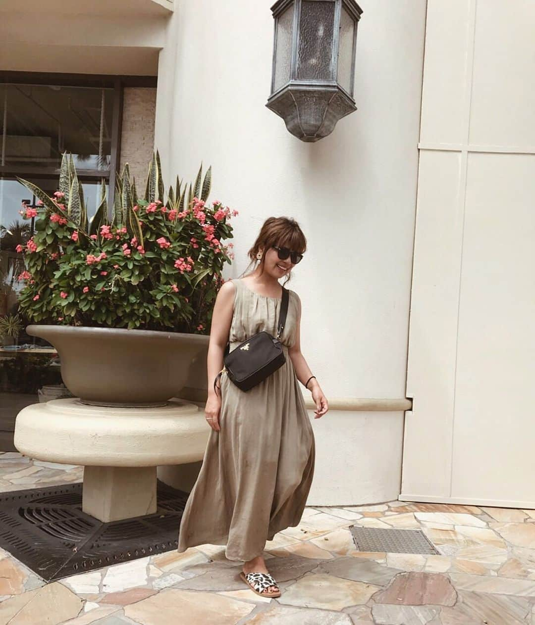 クロさんのインスタグラム写真 - (クロInstagram)「ハワイでの格好👗✨ @m.deux_official の女神ワンピース🤙🏽💕 形が綺麗でカーキカラーも好き♡. . #hawaiicordinate #ハワイコーデ #着痩せコーディネート #着痩せファッション #YouTube #YouTuber #親子YouTube #baby #love #女の子ママ #あいのり #ママリ#ベビフル #コドモノ #赤ちゃんのいる生活 #mamagirl #親バカ部 #楽天ROOM #smiling #クロリサコーデ #アラサーコーデ #アラフォーコーデ #ootd #casualstyle  #カジュアルコーデ  #smilingbaby #うちのおにぎりちゃん #smilingiscontagious #笑顔の連鎖」7月15日 8時57分 - kuro_risa