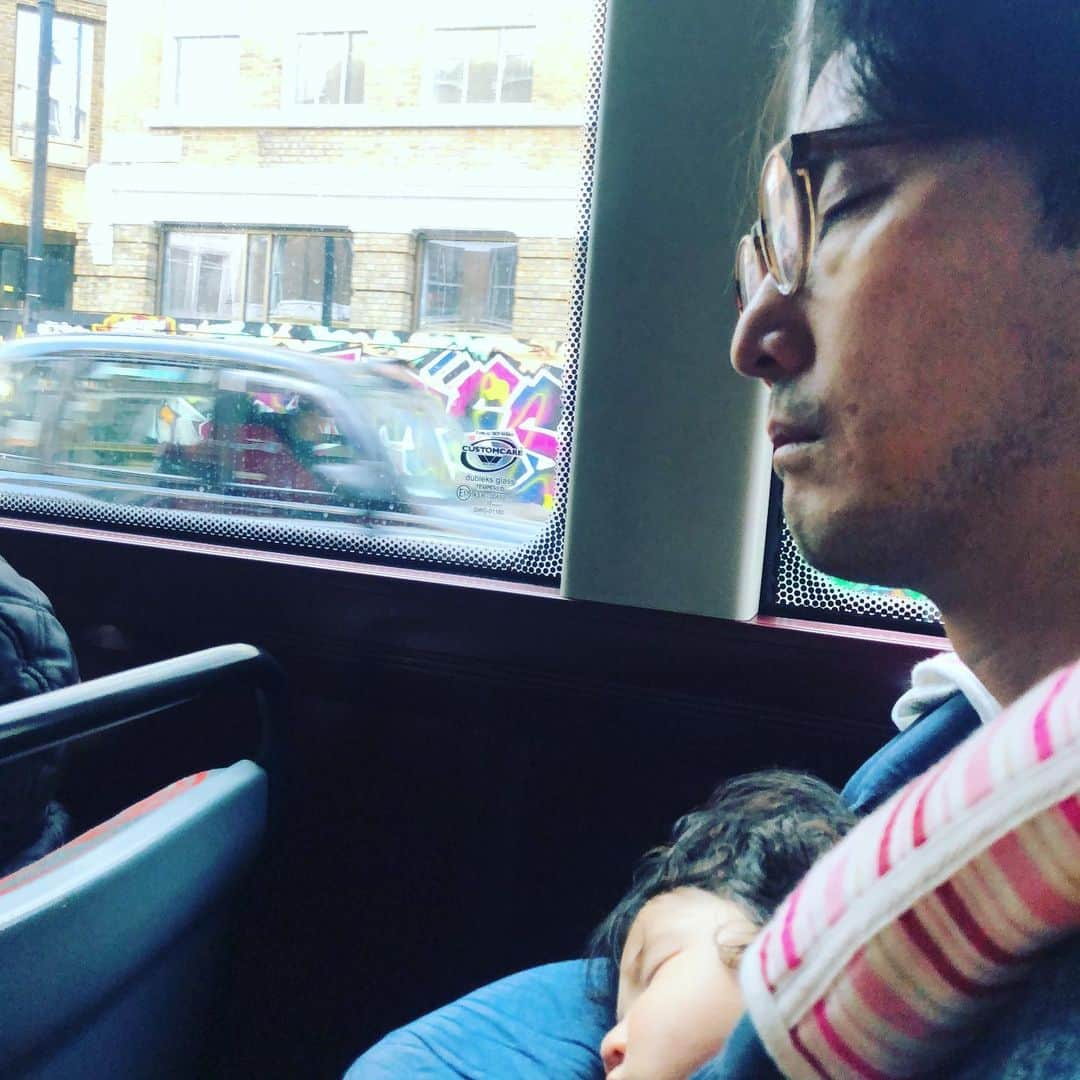 平岳大さんのインスタグラム写真 - (平岳大Instagram)「バス寝落ち3連発 #london #bus」7月15日 9時07分 - takehiro49