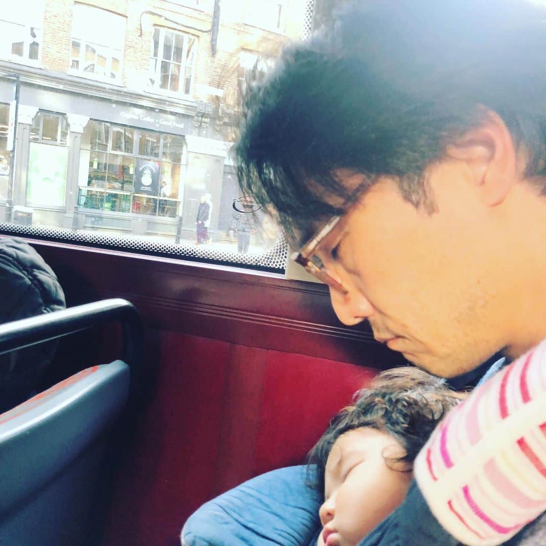 平岳大さんのインスタグラム写真 - (平岳大Instagram)「バス寝落ち3連発 #london #bus」7月15日 9時07分 - takehiro49