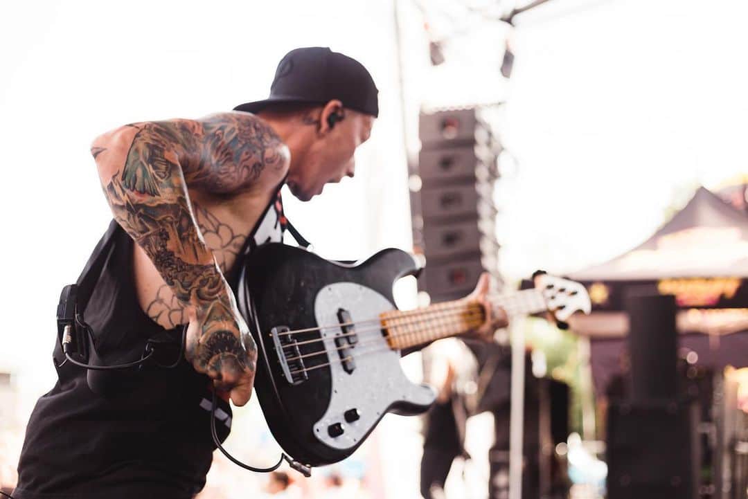 ジャスティン・ヒルズのインスタグラム：「Today was a good day. Played another new one. Who got to hear Break Me Down? What did you think?? 🤘🏻😇 #disruptfestival #rockstar #sleepingwithsirens #summer #breakmedown @ernieball @music_man Photos: @itsdannytodd」