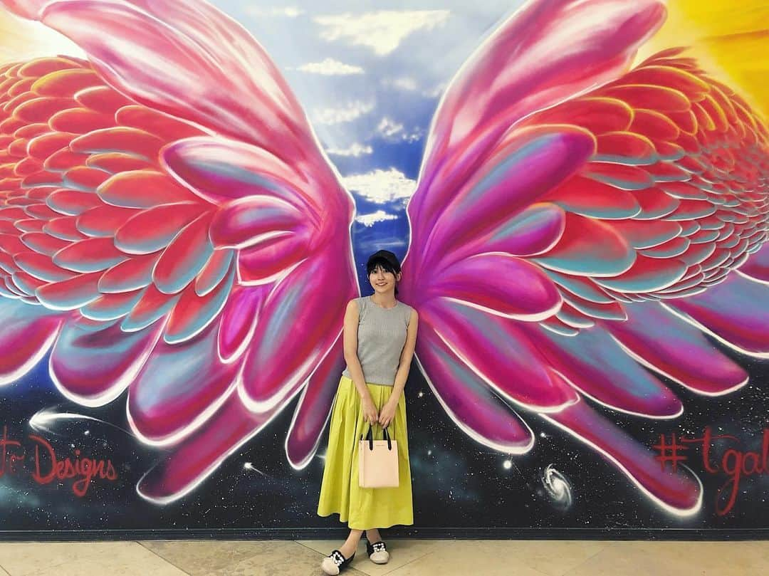 坪井安奈さんのインスタグラム写真 - (坪井安奈Instagram)「鮮やかな羽🦋夜にちょこっとお買い物した時に発見。ハワイのDFS免税店内💕 . #hawaii #hawaiilife #hawaiitrip #dfs #honolulu #waikiki #coordinate #cap #ハワイ #ハワイ旅 #ハワイ旅行 #ハワイ好きな人と繋がりたい #ホノルル #ワイキキ #旅コーデ #ハワイコーデ #キャップ #キャップ女子 #キャップコーデ」7月15日 9時18分 - tsuboianna