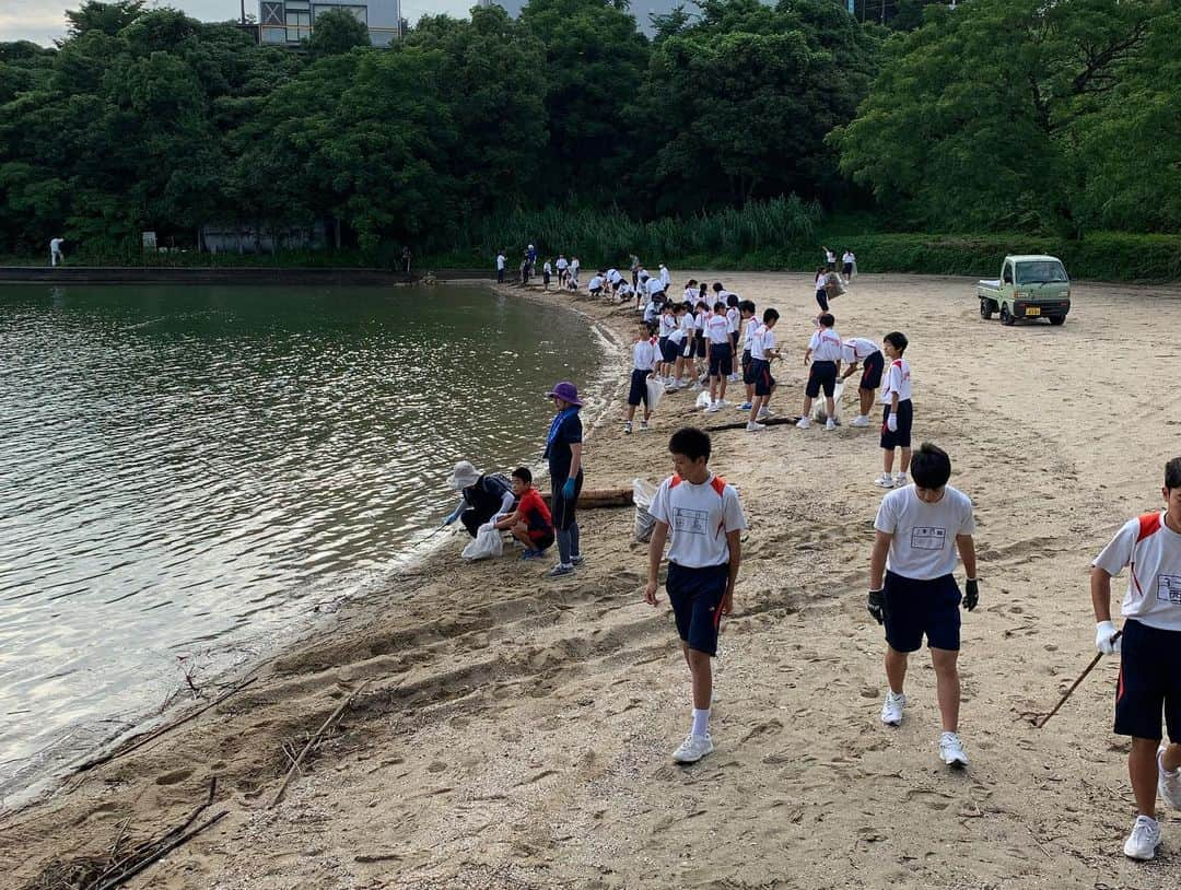 赤星拓さんのインスタグラム写真 - (赤星拓Instagram)「「海の日」クリーン作戦大成功‼️ こんなに沢山来てくれるとは正直思ってなくて。本当に本当に嬉しかったです。。。 今回の活動開催にあたり参加して下さった皆様、ご尽力下さいました関係各位全ての方々に心より感謝申し上げます。 ありがとうございました‼️ これからも微力ながら豊かな自然を守る為に活動を続けます^_^ #上天草 #環境問題 #ペットボトル #海岸清掃 #環境省 #森里川海プロジェクト  #ボランティア #上天草高校 #松島中学校 #上天草市役所 #生活環境課 #kami_ama  #保護者の皆様 #教員の皆様 #生活環境課の職員の皆様 #ベストアメニティスタッフ #おいしい健康 #最大のサービス #ベストアメニティ #雑穀米 #ペットリゾートブレインズ天草  #松島海水浴場 #赤星拓」7月15日 9時18分 - akahoshi.taku_1