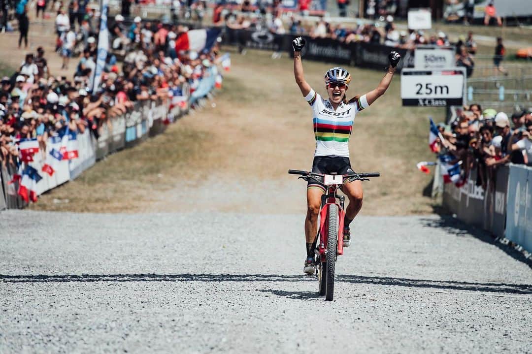 レッドブルのインスタグラム：「Two golds in one weekend 🏆🥇 @KatePlusFate continued her World Cup domination at the UCI events in France! 📸: @wolisphoto #mountainbiking #funisfast #UCI #mtb #redbull #givesyouwings」