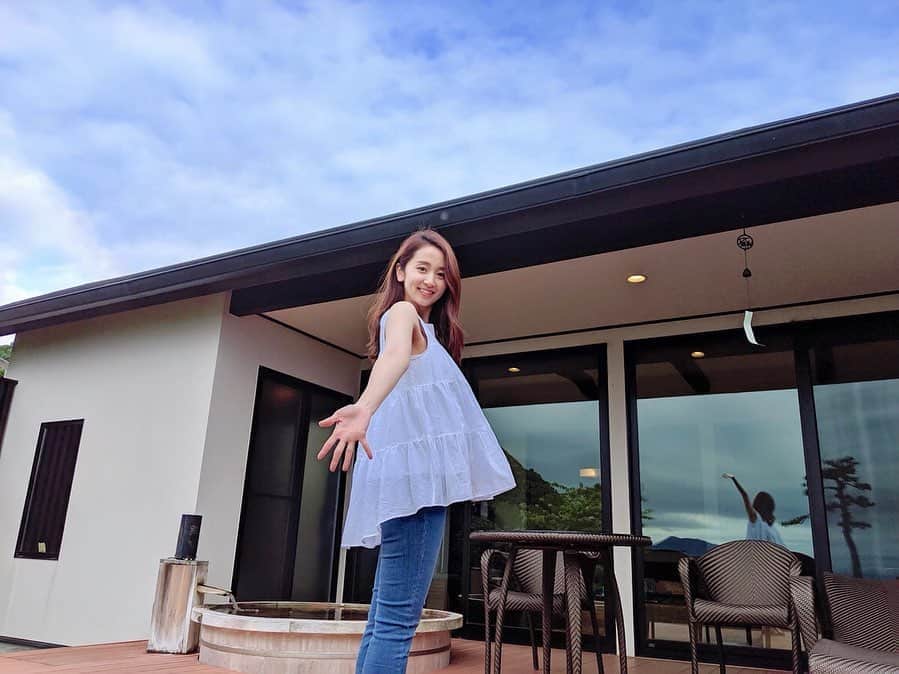 小野恵美のインスタグラム：「もうすぐ入籍から一周年。 旅行で西伊豆のお宿「富岳群青」へ🗻♨️ 富士山は裾野しか見えませんでしたが、この連休中でこんな青空の見えた時間も🌤 ・ お部屋は広々。 お料理は、毎食とにかく美味しくて…！感動の連続でした。 主人に感謝です✨😌 #伊豆 #西伊豆 #伊豆旅行 #温泉 #温泉旅行 #静岡 #富岳群青 #夫婦旅行 #もうすぐ #入籍1周年 #結婚記念日 #また来たい」