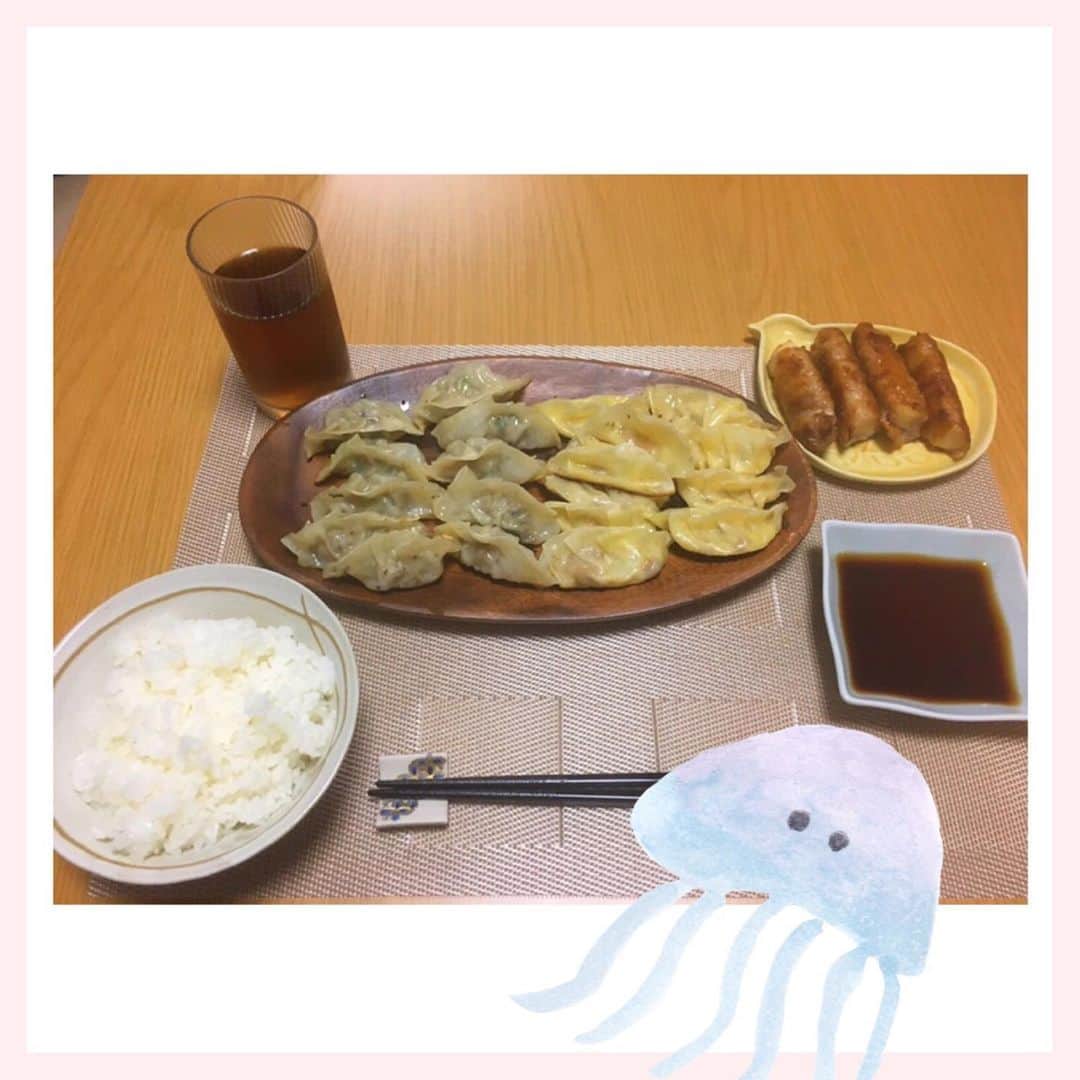 Nao☆ さんのインスタグラム写真 - (Nao☆ Instagram)「普通の餃子とチーズ餃子、 アスパラの肉巻き作ったよ😋🍚 餃子の皮、選択ミスしたけど、美味しくできました🤤💕 見た目綺麗じゃなくてごめんなさい笑  #ネギなおクッキング」7月15日 9時27分 - nao_ngc