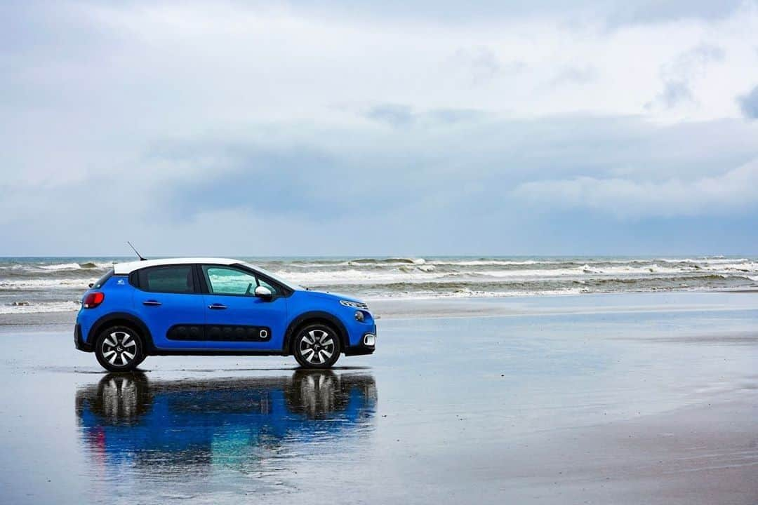 CITROEN JP Officialさんのインスタグラム写真 - (CITROEN JP OfficialInstagram)「7月15日は、海の日。 爽やかな潮風を感じる、海岸ドライブへでかけませんか？  Repost 自動車情報メディア「MOBY」 @uno_moby さん、素敵な写真をありがとうございます。  #海の日 #シトロエン #フランス車 #C3 #車好きな人と繋がりたい」7月15日 9時30分 - citroen_jp