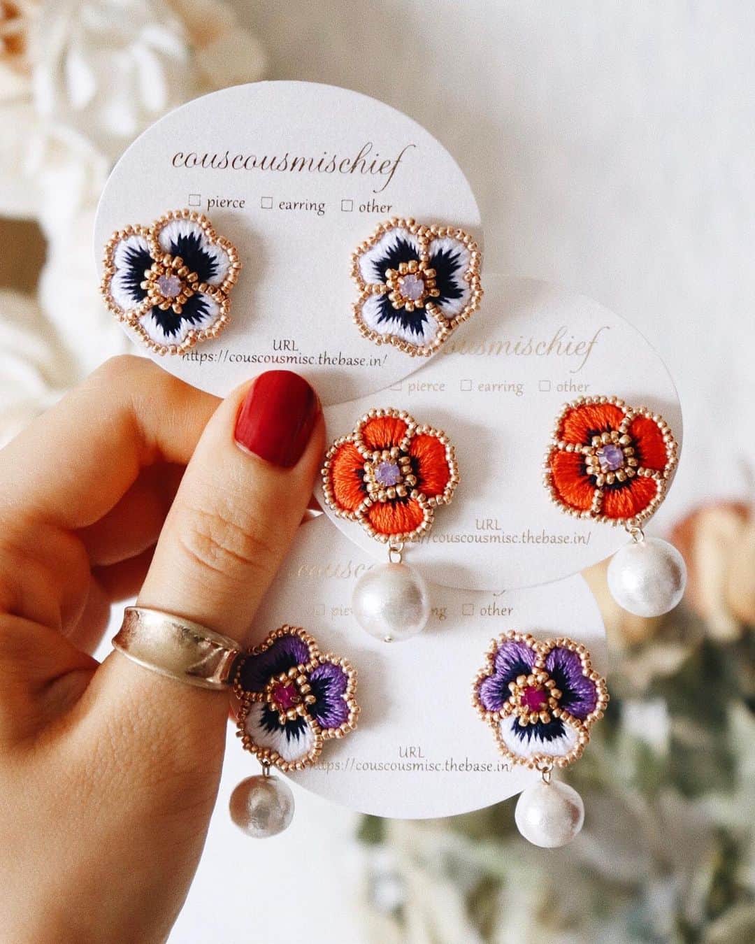handmade shopのインスタグラム：「一粒シリーズのピアス🌼﻿ ﻿ こちらもHMJに持っていきます✨﻿ HMJまであと5日です😊﻿﻿ ﻿ ﻿﻿ 🌱7/20,21 HMJ ビッグサイト ブースno.B-193﻿ ﻿ ﻿ ﻿ 7月online shop販売の﻿ アクセサリーが続々とみなさまのお手元に﻿ 届いているようです💓﻿ ﻿ 到着のご連絡やタグ付けなど﻿ ありがとうございます🙆‍♀️🌿﻿ ﻿ 嬉しくコメントを読ませていただいてます☺️」