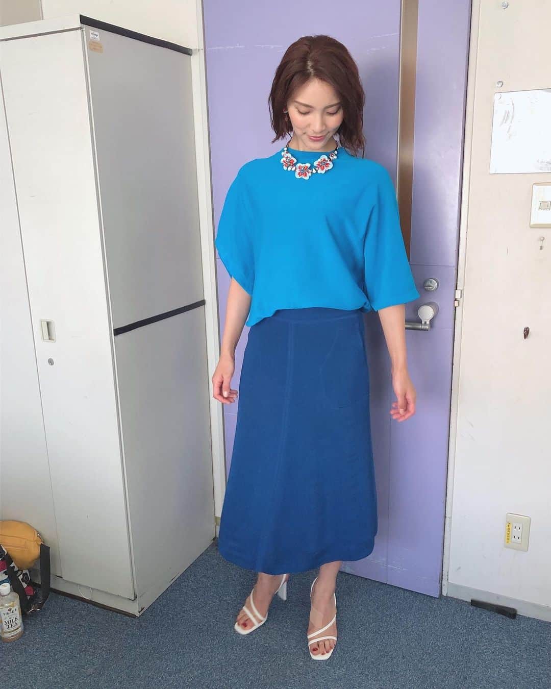 秋元才加さんのインスタグラム写真 - (秋元才加Instagram)「いつかのアド街、南房総での衣装です☺️✨ 松戸市出身の私ですが、南房総の魅力を知る事が出来て嬉しかったです‼️ やはり、千葉は魅力的だ🤔 綺麗なブルーの日でした👏  ネックレス、イヤリング abiste_official ニット enfold_official スカート iliannloeb 靴 zara」7月15日 9時35分 - areasayaka