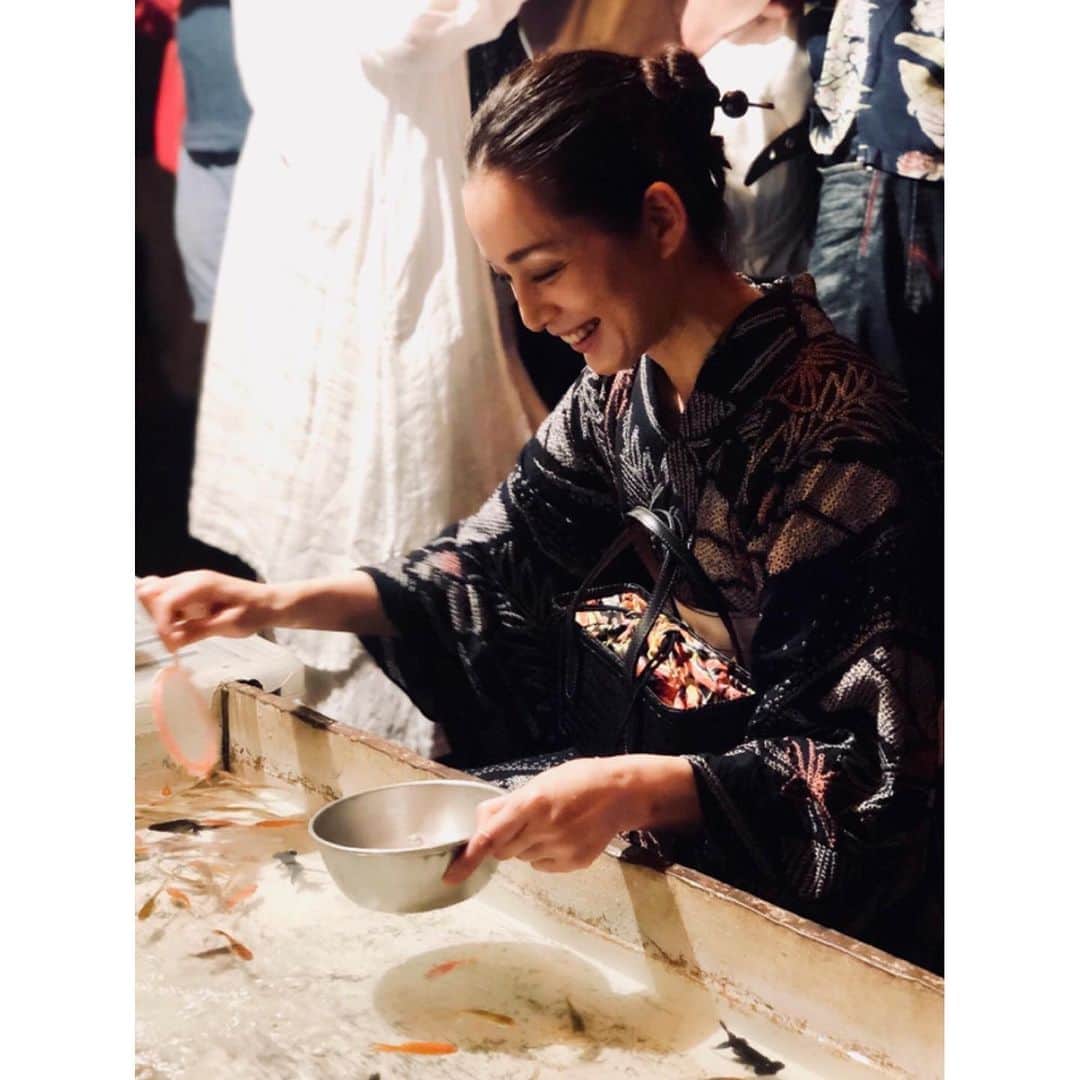 竹中友紀子のインスタグラム：「#アンティーク着物  先日の #アンティーク着物イベント #きもの浪漫 #tento さんにて出会った #絞りの浴衣 。真剣な表情で試着していたアレです^^; 仙台公演稽古が始まる前のお休みの日、 #浴衣姿 で新宿を散策していると、どこからかお囃子？音の方へ近づいていくと #盆踊り大会 に遭遇。 写真は数十年ぶりの #金魚すくい を楽しむ私。 さて、今日からまた稽古が始まります。東京公演を終えて1週間。この日を待ちわびてきました。今度は仙台のお客さまに楽しんでいただけるよう、やったりますよ〜！ #狼少年  #第10回記念公演  #生きても死んでもこんにちは  #作演出 #奥津裕也  #仙台公演 #せんだい演劇工房10box  #7月26日 〜 #7月28日  #劇場にてお待ちしております」