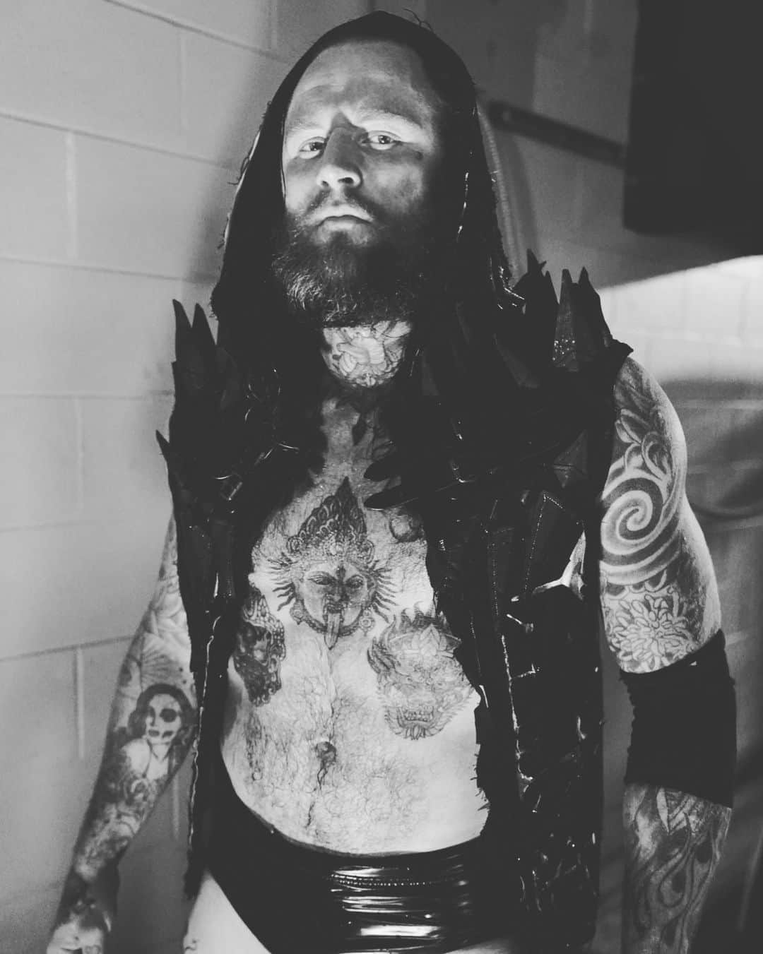 WWEさんのインスタグラム写真 - (WWEInstagram)「@aleister_black picks up a huge victory over @wwecesaro!  Maybe the next challenger will think twice about knocking... because they might get knocked out!  #ExtremeRules」7月15日 9時41分 - wwe