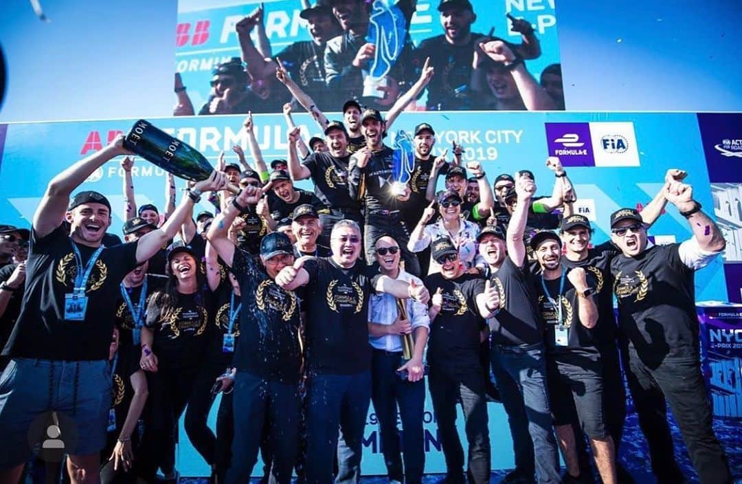 ジェームズ・ロシターのインスタグラム：「World Champions 🏆 So proud to be part of this amazing team. Thank you for all the support ⚡️」