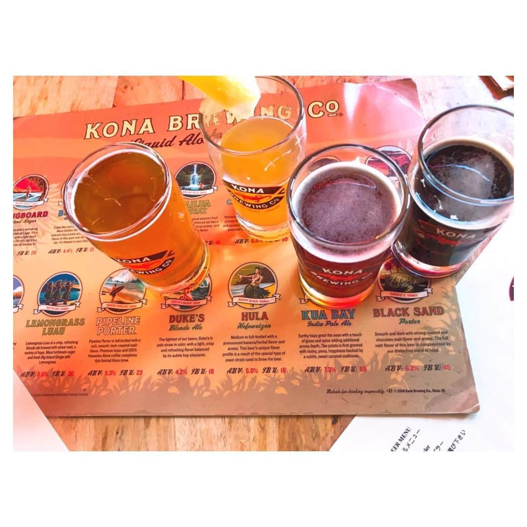 荒川れん子のインスタグラム：「Beer sampler at Kona Brewing Co. @konabrewingco 🍻 ハワイ島コナにあるコナブリューイングではサンプラーでいろいろなビールを試すのが楽しい🎶 今、建設中の大きな工場ができたら更に充実したファクトリーツアーができるそうな。また行かなきゃだわ😆 . . #hawaii #bigisland #aloha #lovehawaii #luckywelivehawaii #hawaiilife #travel #beachlife #beer #drink #work #shooting #konabrewing #lifeisajourney #work #hawaiistagram #instahawaii #ハワイ #ハワイ島 #ハワイ生活 #旅 #ハワイ好き #ハワイ旅行 #仕事 #ハナコ #ハワイ情報 #ハワイおすすめ #ビール #🍺 #撮影」