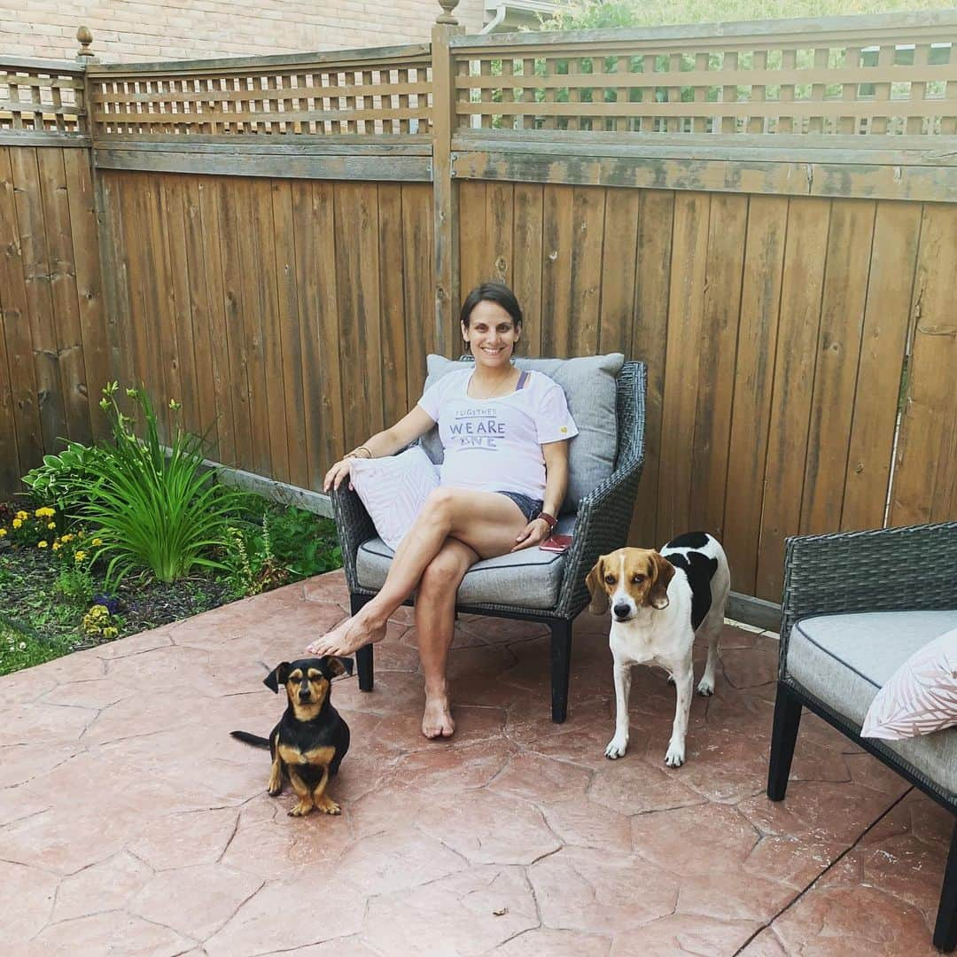 メーガン・デュアメルさんのインスタグラム写真 - (メーガン・デュアメルInstagram)「New house! Next step, buy more patio furniture for the (small) backyard I have 🏡  #newhome #homesweethome #dogs #doglove #family」7月15日 9時48分 - meaganduhamel