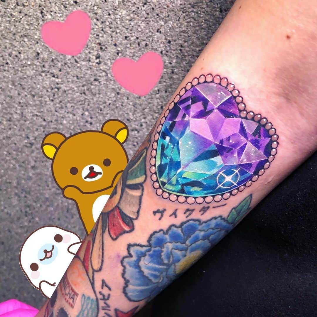 ミランダ・イバネスのインスタグラム：「POR FIIIIIIIIIN tengo un bebé de @lauraanunnaki 😻💖✨ Yo espero que ya la mayoría de ustedes conozcan el trabajo de @lauraanunnaki 💟  Y si no, CORRAAAAAAAN! A ver todo lo que hace y denle mucho amor ! 💓🏃🏻‍♀️ Tiene la mano súper ligerita y se preocupa  mucho por que estes bien y no te esté doliendo tanto! 100000% recomendada! 💜」