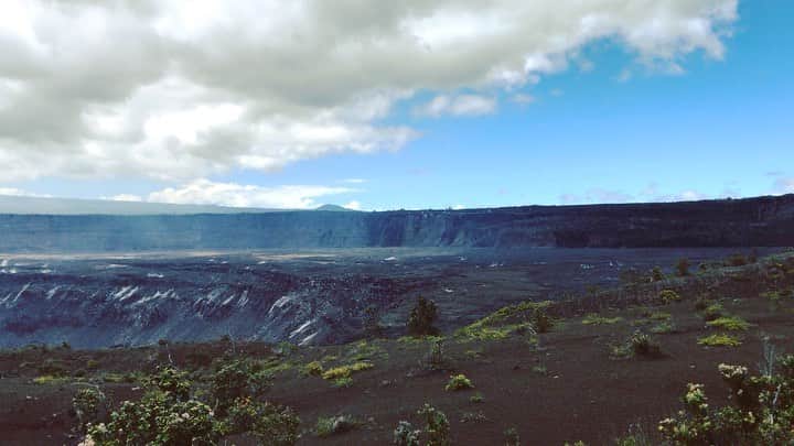 荒川れん子のインスタグラム：「Halemaumau crater became bigger😳 ハワイ島観光で欠かせない場所のヴォルケーノは、去年の噴火以来心配されていますが、一部まだ立入禁止区域はあるものの、噴火前とは違う景色も見られて興味深い。ガイドさんのお話を皆で確認しながら撮った動画、”高さ”じゃなくて”深さ”だよなーと直訳したことを反省😅 とにかくハレマウマウが大きく拡大しました！ . . #hawaii #bigisland #aloha #lovehawaii #kilauea  #luckywelivehawaii #volcano #lifeisajourney #work #shooting #hawaiistagram #hanako #instahawaii #ハワイ #ハワイ島 #ハワイ生活 #旅 #ハワイ好き #ハワイ旅行 #仕事 #ハナコ #ハワイ情報 #ハワイおすすめ #火山 #噴火 #撮影 #観光 #ハワイ島応援宣言 #ボルケーノ」
