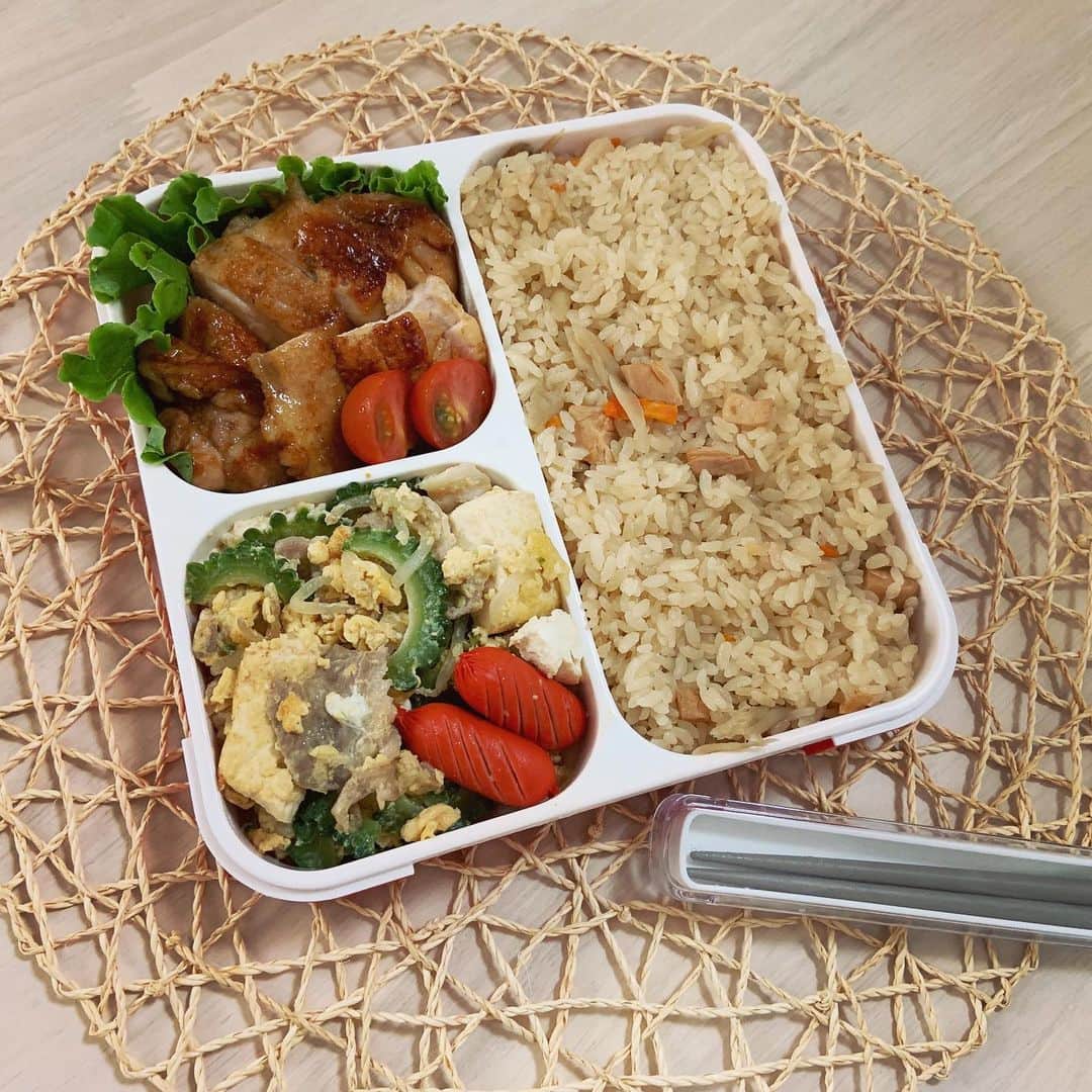 本田しおりのインスタグラム：「#今日のお弁当  #鶏モモ肉の照り焼き #ゴーヤチャンプルー#赤ウインナー #鶏ごぼう炊き込みご飯  #お弁当 #本田弁当 #旦那さん弁当 #神ちゃん弁当  #神弁」