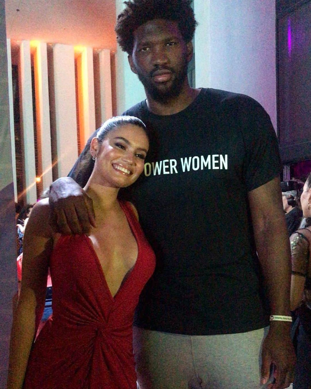 Sports Illustrated Swimsuitさんのインスタグラム写真 - (Sports Illustrated SwimsuitInstagram)「EMPOWER WOMEN 🙌🏿 @joelembiid is the ultimate supportive boyfriend next to #SISwim model @annedepaula_ at the #SISwimSearch runway show.」7月15日 9時59分 - si_swimsuit