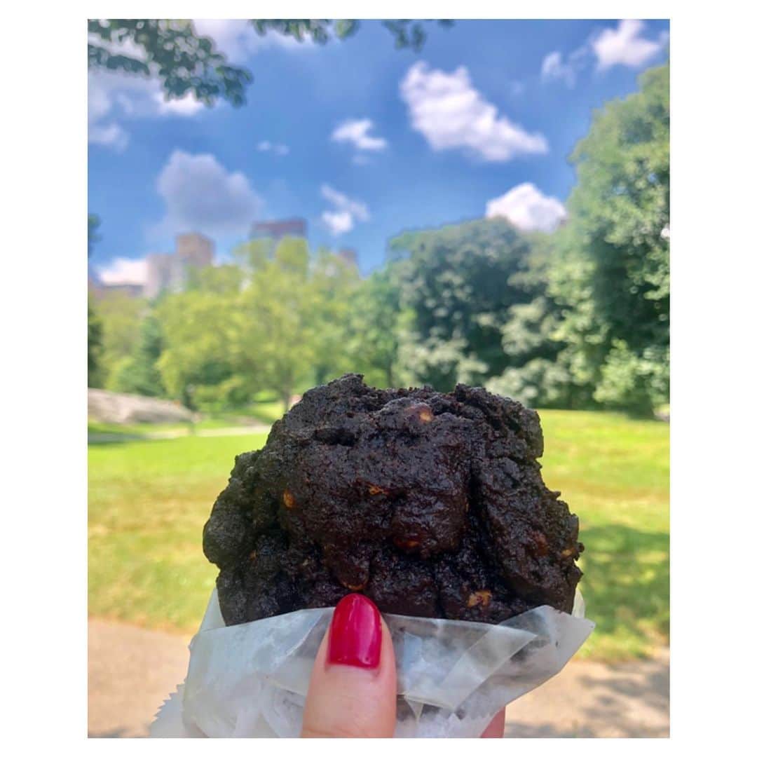 山田優依さんのインスタグラム写真 - (山田優依Instagram)「Levain Bakery🍪 . ニューヨーク1のクッキーといわれるだけあって 小さな半地下のお店の中と外は大盛況💙 . 外はカリカリ中はとろとろ(半生なのか🤔)で スコーンとクッキーとフォンダンショコラのフュージョン . オススメを聞いて勧められた一番人気のチョコチップ ではなくごてごてのチョコクッキーを選んだけど 本当に美味しくてあと2個は買えば良かった🥺 . #America #Newyork #LevainBakery #cookie」7月15日 10時09分 - yui_gourmetwalker