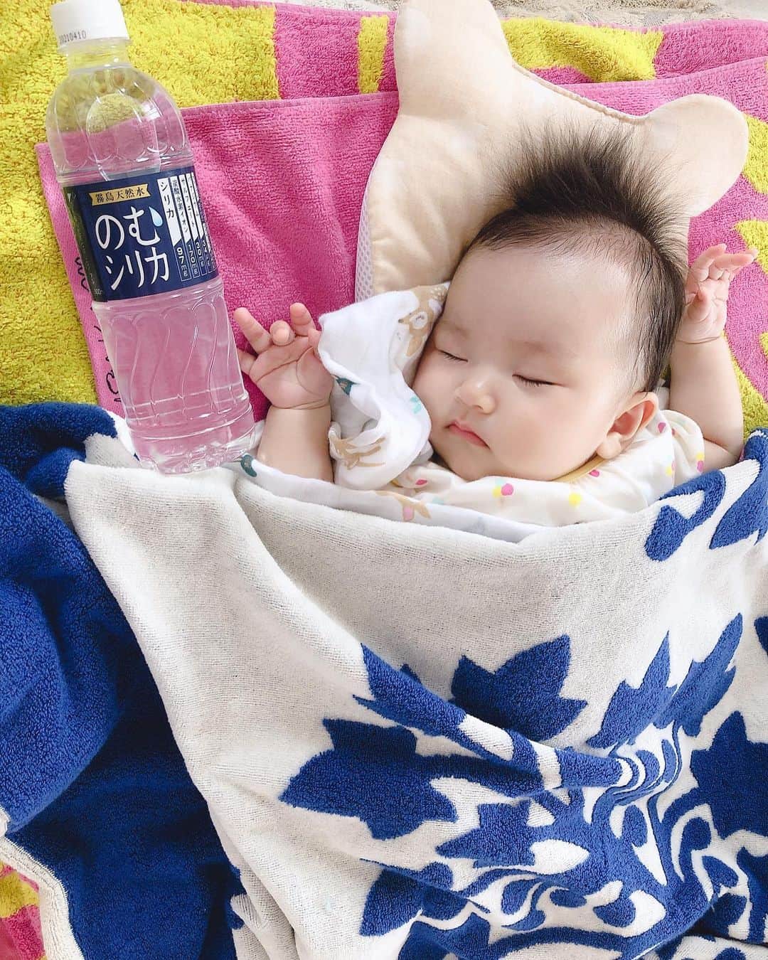 のインスタグラム：「最近、ももちゃんのミルクを作るときのお水はシリカ水を使ってます🤗✨ 赤ちゃんに優しいお水なので安心です💕 それにしても、お水もミルクもオムツも減るのが異常に早い😂笑  @nomusilica_official  #水#シリカ#シリカ水#のむシリカ#ヨガ#デトックス#ミルク#アイクレオ#ポジティブスターヨガ#庄司ゆうこ#ヨガインストラクター#代謝アップ#赤ちゃん#に優しいお水#生後3カ月#ももちゃんです🤗#ママリ#女の子ママ」
