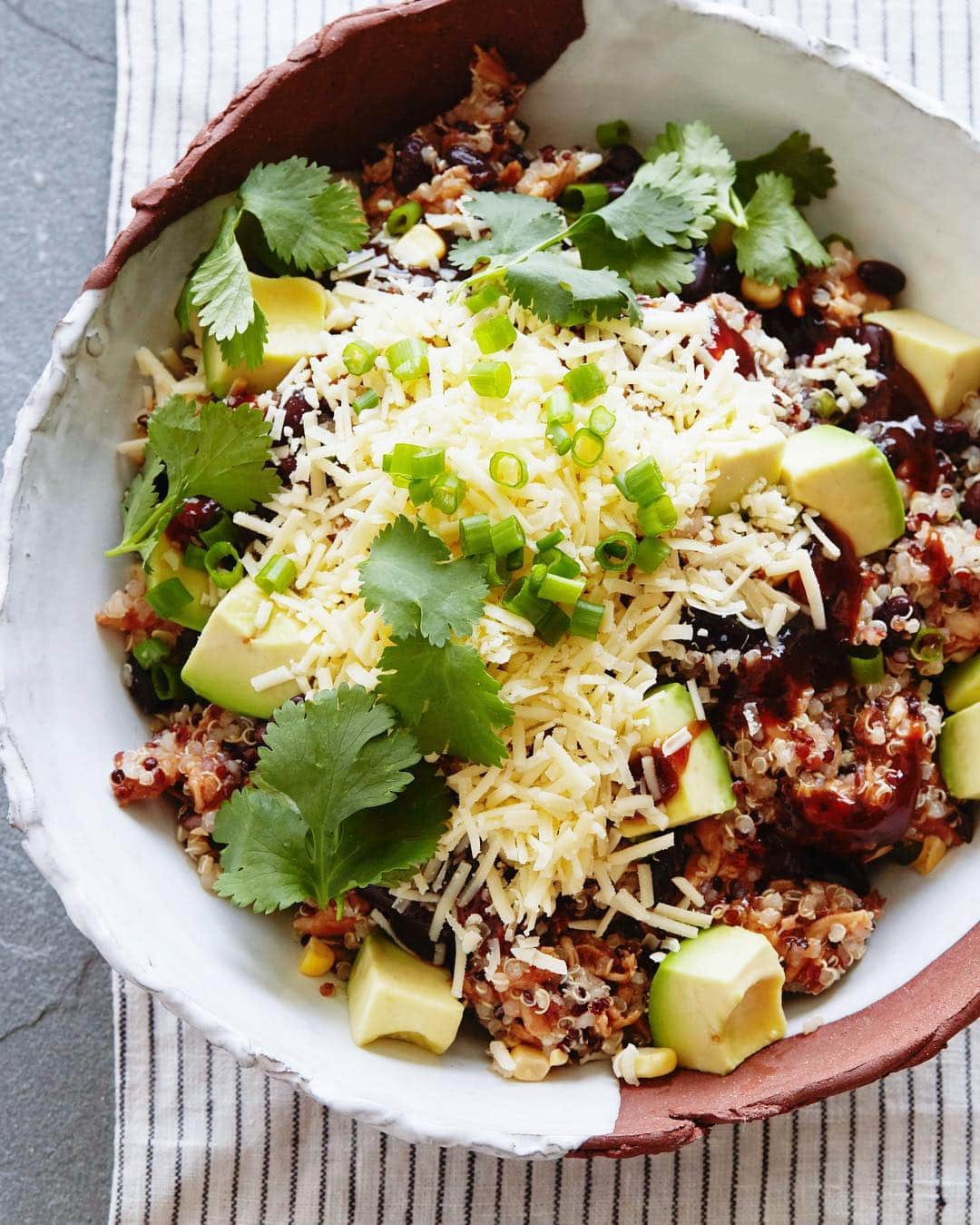 Gaby Dalkinさんのインスタグラム写真 - (Gaby DalkinInstagram)「Guys - BBQ Chicken Quinoa Bowls are about to be your new fav prep ahead and take to work lunch! TRUST ME - so good and so easy! They’re on this weeks meal plan along with 5 other nights of dinners and a few other treats! Link in my profile!」7月15日 10時04分 - whatsgabycookin