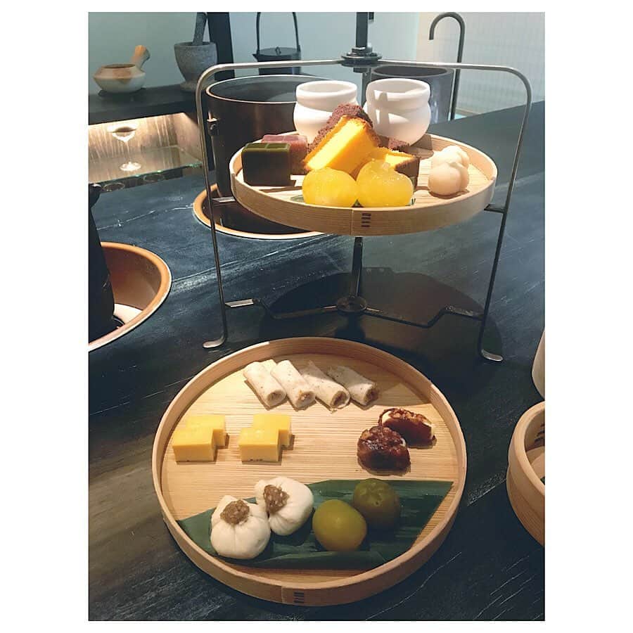 藤森香衣さんのインスタグラム写真 - (藤森香衣Instagram)「HIGASHIYA GINZA @higashiya_higashiya  Afternoon tea.  季節のお茶と共にいただく、 和のアフタヌーンティーセット。  桃のお茶が、とても美味しく、 お菓子も繊細で美味しかった。  #higashiyaginza #higashiya  #Tokyo #ginza #japanesetea  #afternoontea  #sweets #cafe #ヒガシヤ #ヒガシヤギンザ  #銀座 #POLA #アフタヌーンティー #カフェ #空間」7月15日 10時08分 - kaefujimori