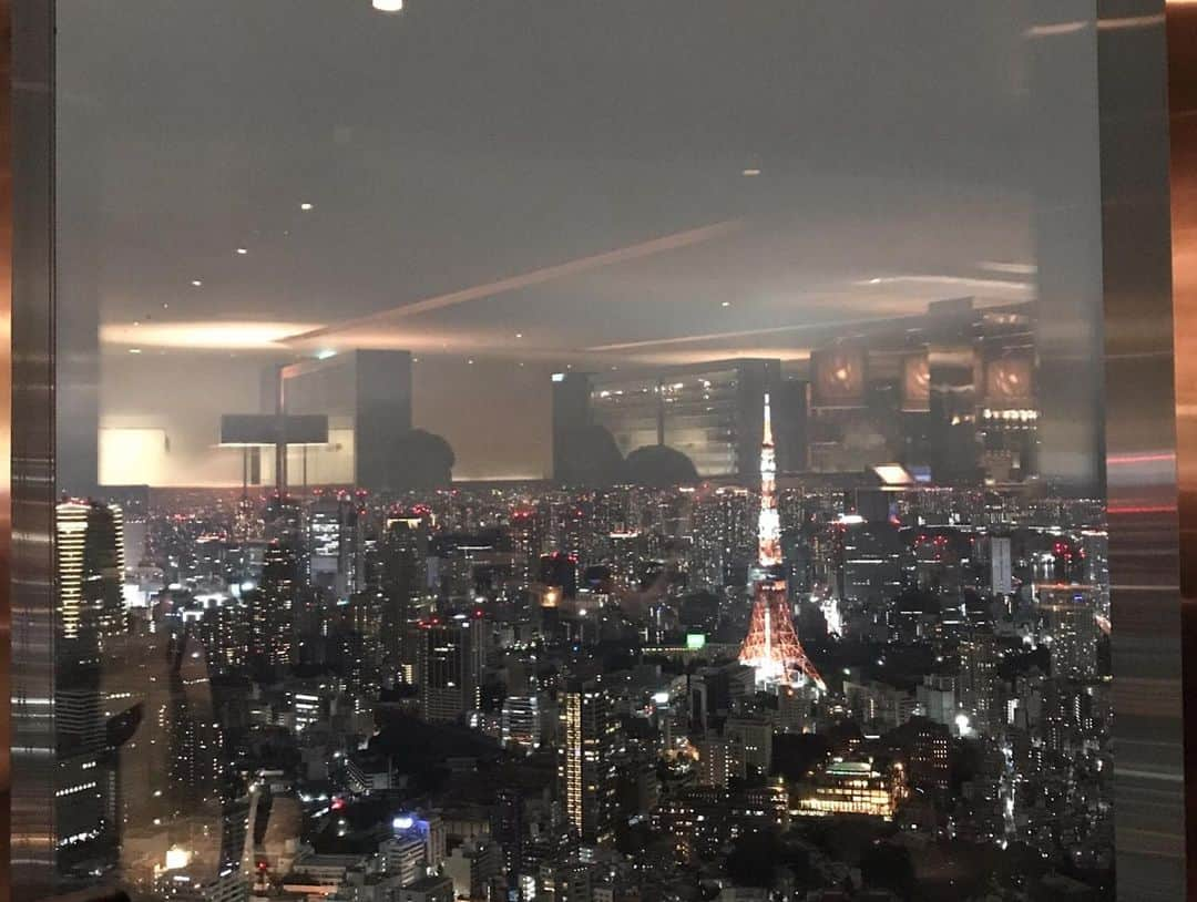 伊藤みくさんのインスタグラム写真 - (伊藤みくInstagram)「大好きな事務所の先輩と💕 ﻿ ﻿ 夜景が綺麗な ラ クッチーナにて﻿ 🍽✨ ﻿ ﻿ ワインに詳しい @nao_nyan1130 ﻿ ﻿ ﻿ 色々選んでもらって 話を山ほど聞いてもらって ... ﻿ 頼れるパイセン❤️」7月15日 10時10分 - miku90210