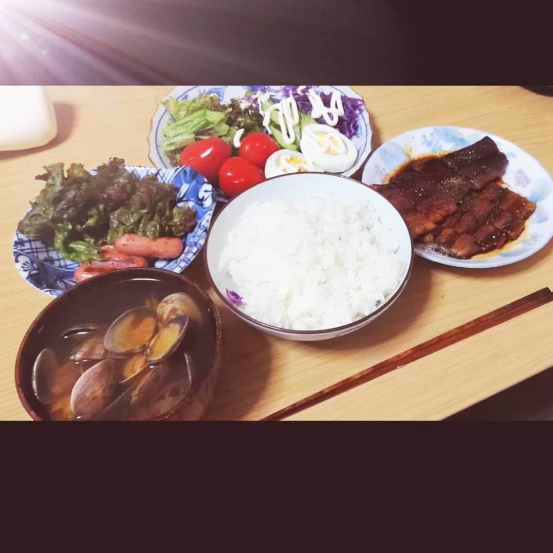 松本隆博のインスタグラム：「。 朝ごはんです(^^)/ 今起きたところです。 まだボーっとしてますが、 おかんのご飯有難く頂きます。 ^^;(^^)/ しかし、なかなか量が多い。 (*´`) 残さず食べ切るのが親孝行。 かんばろー」
