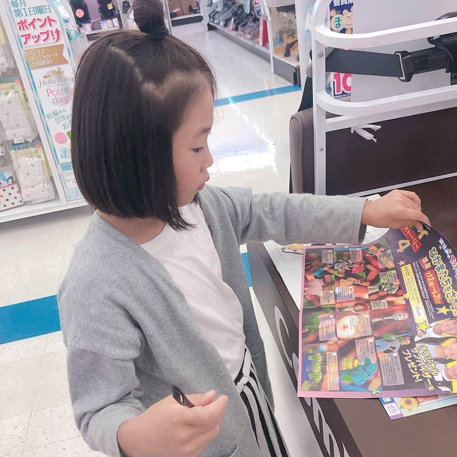 Kikuno Sayumiさんのインスタグラム写真 - (Kikuno SayumiInstagram)「〻toy story 4〻 ・ ・ ・ 昨日は家族で @toysrus_jp に遊びに行ってきたよ♡♡ ・ 「トイストーリー4 」の公開を記念して楽しいイベントが開催されてた☺︎ ・ ・ キャラクターがトイザらス店内でかくれんぼ。1組でも見つけられたらサンバイザーが貰える✧* ・ 娘、必死で探していたよ！ ・ けっこう難しくて、店員さんにヒント貰っちゃった😂見つけた時はめっちゃ嬉しくて上がる⤴︎︎︎︎︎ ・ あとはステッカーをプレゼントしてたり、インスタやツイッターでお気に入りの写真に#トイザらストーリー を付けて投稿すると¥3000のギフトカードが当たったりするよ💡 ・ 6枚目⇒私が行った#港北ニュータウン 店ではフォトスポットもあったよ！ ・ ・ #夏休み のお出掛けにもオススメ👌 ・ ・ ・ #トイザらス #トイストーリー4 #夏休みのトイザらスさあ行くぞ #toysruspr#toysrus#レジャー#フォーキー 可愛い#お出掛け#ファッション#fashion#ママ#ママコーデ#プチプラコーデ#大人カジュアル#ヘアアレンジ#オン眉#大人可愛い#夏コーデ#マタニティコーデ#妊娠9ヶ月#ママリファッション#シンプルコーデ#ゆるコーデ #ママリファッション#ママリ#locari #令和ベイビー」7月15日 10時16分 - sayumikikuno