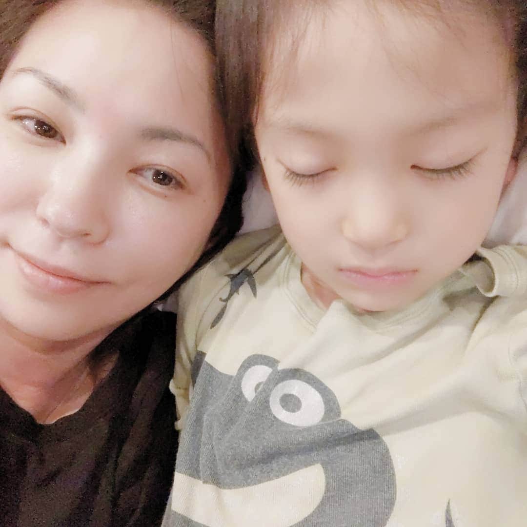 真山景子のインスタグラム：「昨日の夜、九時に爆睡。息子くん。寝てると可愛くてちょっかいかけまくりオカン。」