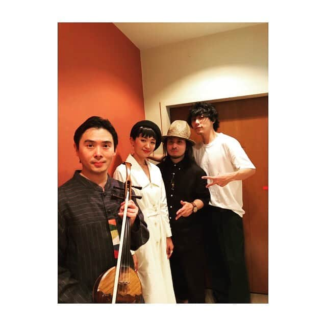 JONTEさんのインスタグラム写真 - (JONTEInstagram)「ルン姐ライブ、ありがとうございました(^^) つい最近までツアーしてたにも関わらずまたまた足を運んでくださりみなさんを見つけて感謝！そして初めての方々も暖かく迎えていただき感謝です(^^) ソヘグンの音色、素敵だなぁ… ハさんの楽器、お値段には変えられないほどの楽器とのことですよ✨ さすがに触れられなかった… よし、夏びらきしてきます🎙 #ルンヒャン #ハミョンス #hisa」7月15日 10時20分 - jtfav