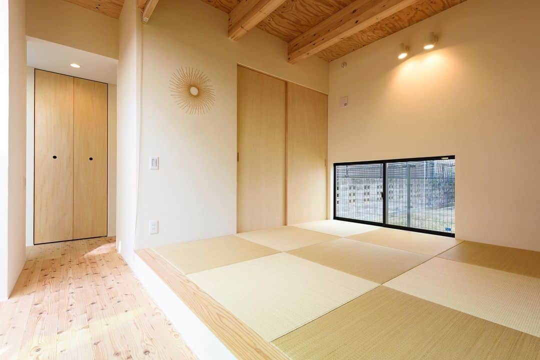 ソラマド香川のインスタグラム：「小上がりの和室スペース。 座った時に外が見える目線の窓。 ・ ・ ・ --★--------------------------------★-- 「ソラマドの家」資料請求はこちら →@request.soramadokagawa 「ソラマドの家」施工例はこちら →@soramado_kagawa --★--------------------------------★-- ・ ・ #soramado #ソラマド #ソラマドの家 #ソラマドキッチン #インテリア #マイホーム #モデルハウス #家づくり #リフォーム #中庭のある家 #中庭 #設計 #設計事務所 #注文住宅 #施工事例 #自然素材 #住まい #平屋 #平屋暮らし #木の家 #おしゃれな家 #暮らし #漆喰 #螺旋階段 #香川の家 #宇多津町 #センコー産業 #ソラマド香川 #香川県工務店 #香川工務店」