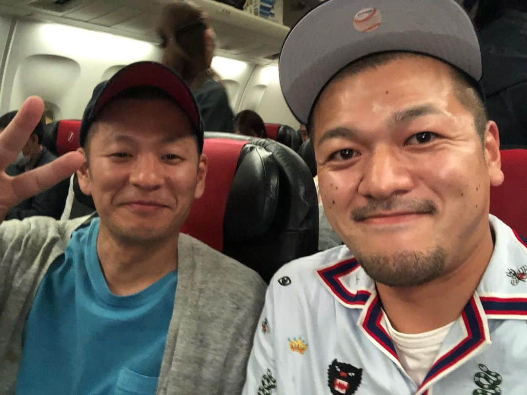 竹内まなぶさんのインスタグラム写真 - (竹内まなぶInstagram)「昨日の旭川空港からの飛行機✈️ クラスJ💺をキャンセル待ちしていたら空きが出て乗れることに。 そしたらたまたま隣が別の仕事で来ていたU字工事さんでした👬 益子さんは北海道の地図出して、 「まなぶくん今までどこで漫才したことある？」って話を。 薫さんは 「死神13の方ですか？」という、2年前のさんま御殿の話を突然してきました。  #名寄市立大学名大祭ご来場ありがとうございました✨ #ちなみにU字工事さんは2泊3日で礼文島で漫才をしたことあるらしい #死神13 #地元で紫の自転車乗ってる3人組の不良🚴‍♀️🚴‍♀️🚴‍♀️ #未だにこの話を振ってくるのは #さんまさんと薫さんだけ」7月15日 10時23分 - kaminarimanabu